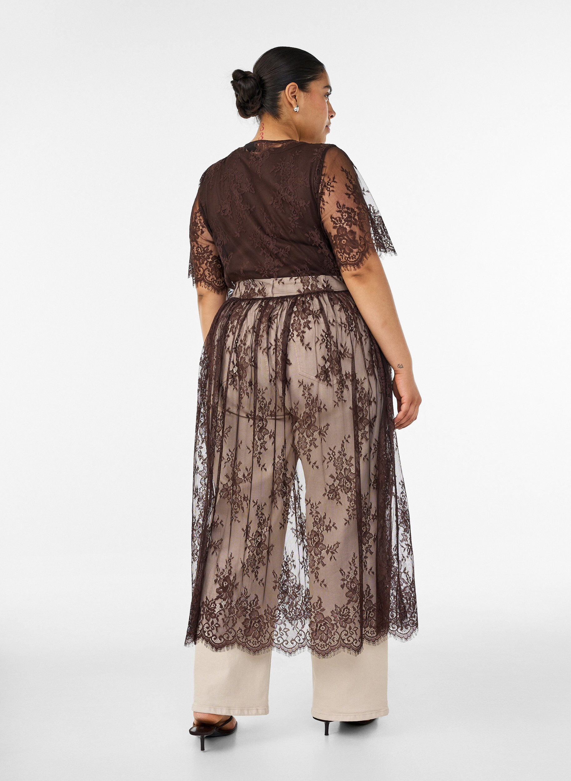 ZizziMidikleid aus transparenter Spitze mit kurzen &Auml;rmeln, Braun, Model image number 1