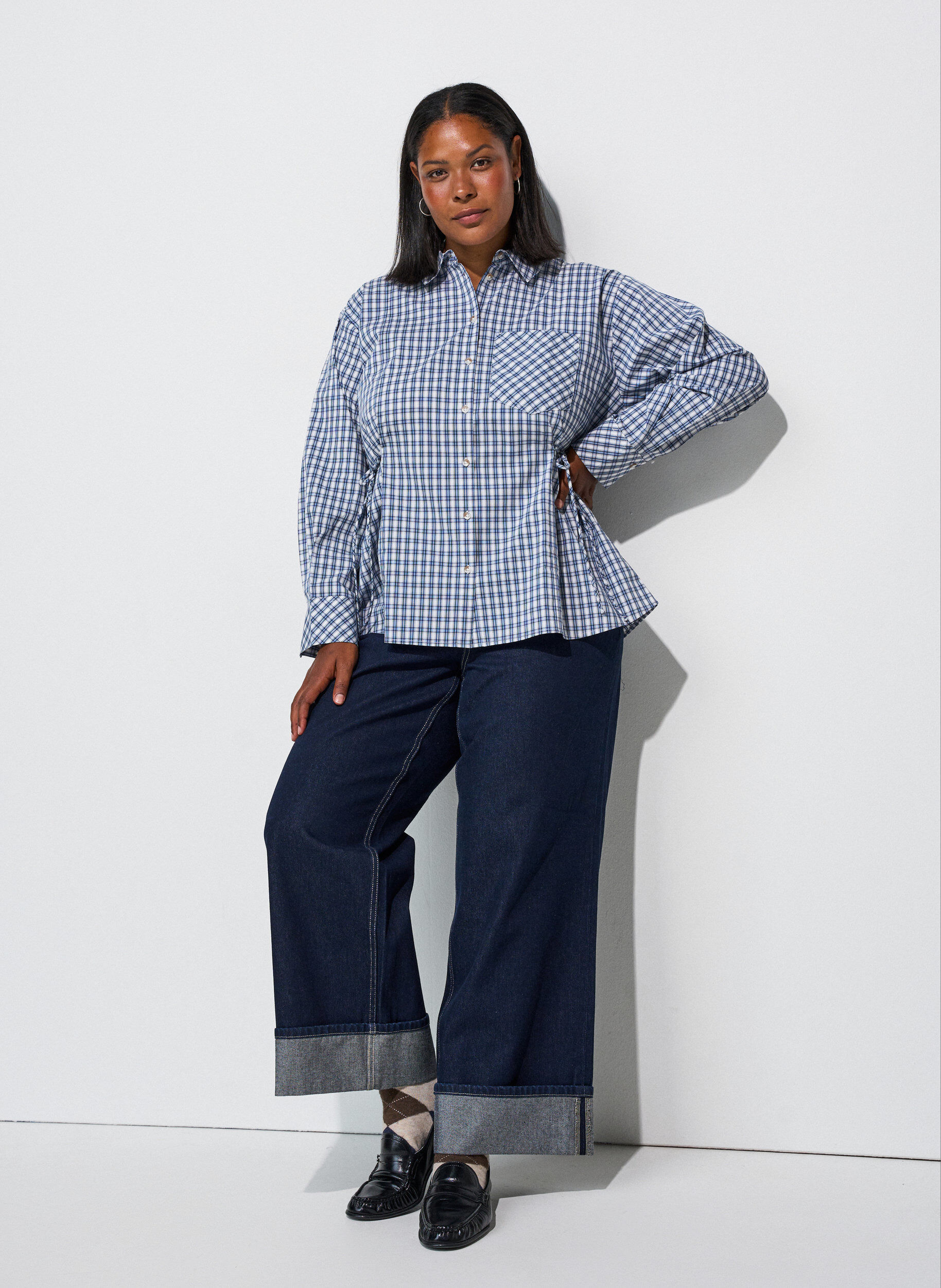 ZizziLockeres kariertes Hemd mit Bindeg&uuml;rtel, Blau, Model image number 1