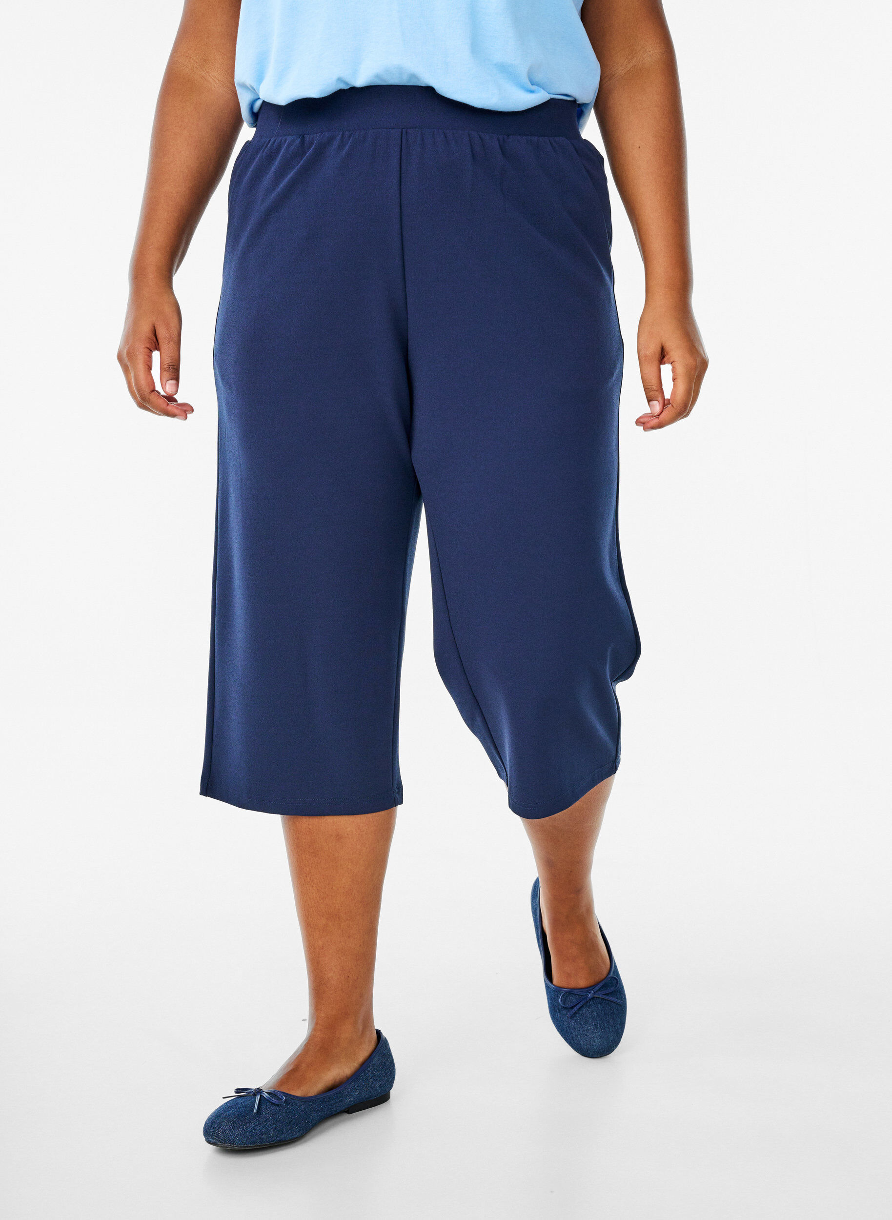 ZizziFLASH - Hochtaillierte Knickerbocker mit lockerem Schnitt, Blau, Model image number 2