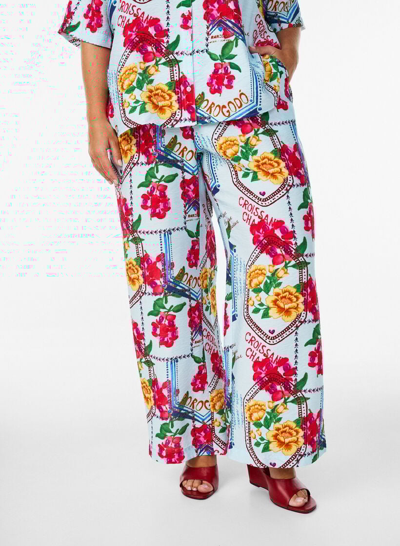 Hose mit geradem Bein in farbenfrohem Print, Blau, Model