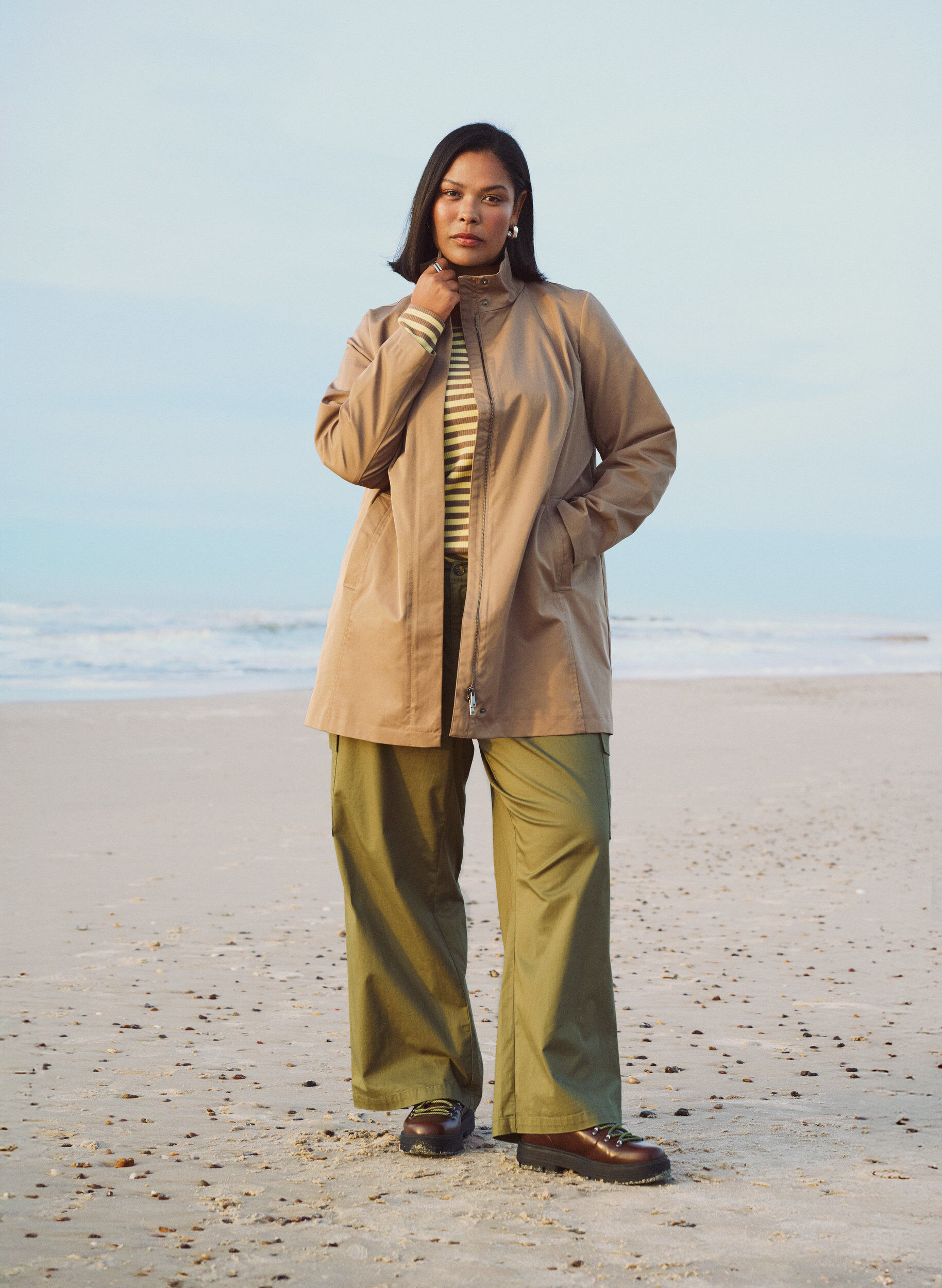 Zizzi&Uuml;bergangsjacke mit Taschen und hohem Kragen, Braun, Image image number 0