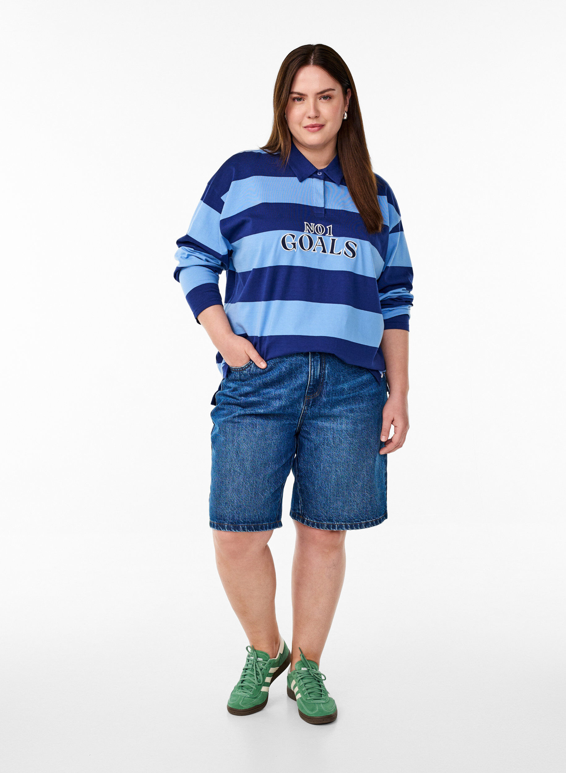 ZizziPoloshirt mit Streifen und aufgesticktem Text, Blau, Model image number 1