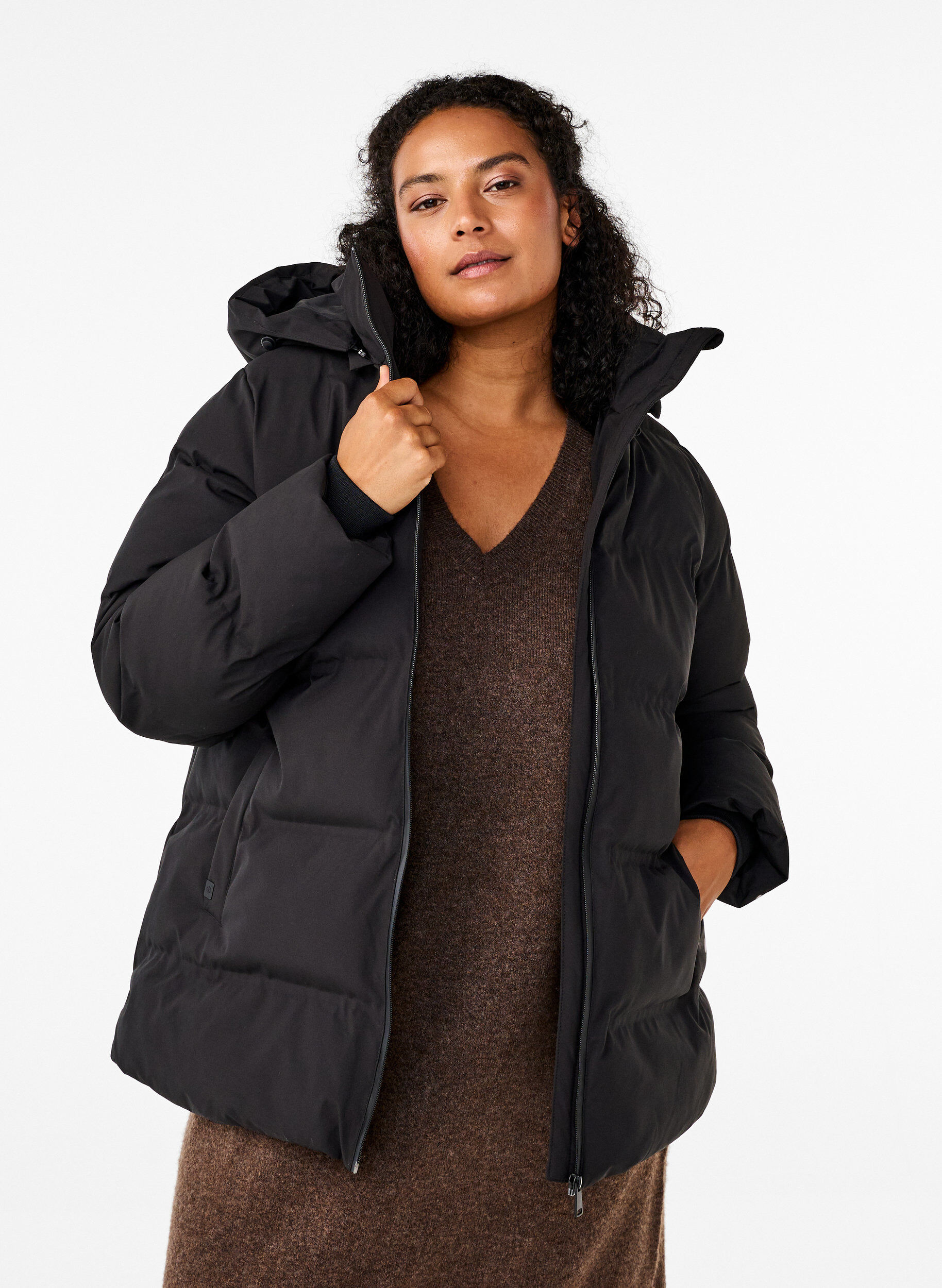 ZizziKurze Steppjacke mit Kapuze, Schwarz, Model image number 0