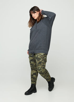 Cropped Jeans mit Camouflage Print, Ivy Green/Camo, Model image number 0