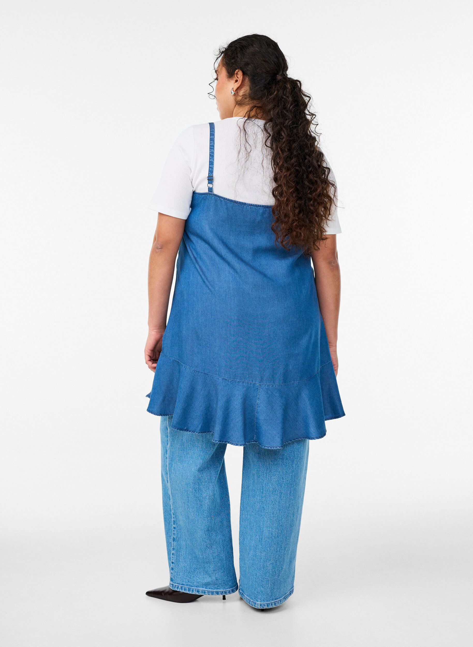ZizziKnielanges Tr&auml;gerkleid aus TENCEL&trade; Lyocell in Denim-Optik, Blau, Model image number 2