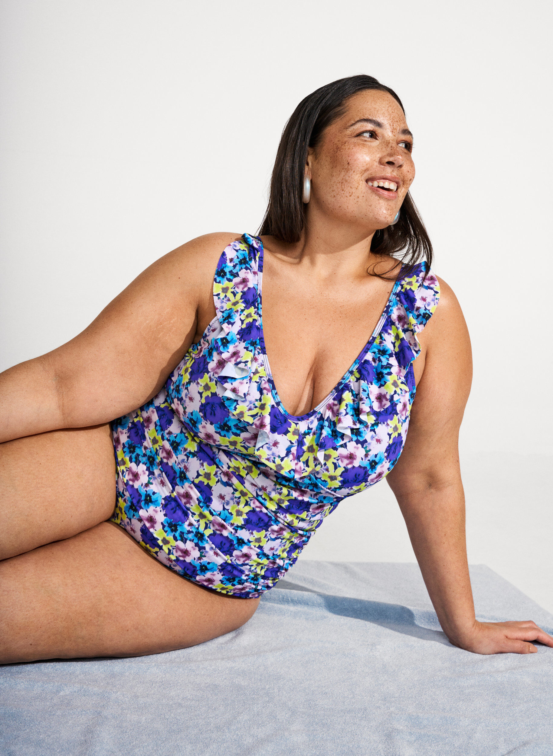 ZizziGebl&uuml;mter Badeanzug mit R&uuml;schen und herausnehmbaren Cups, Lila, Image image number 0