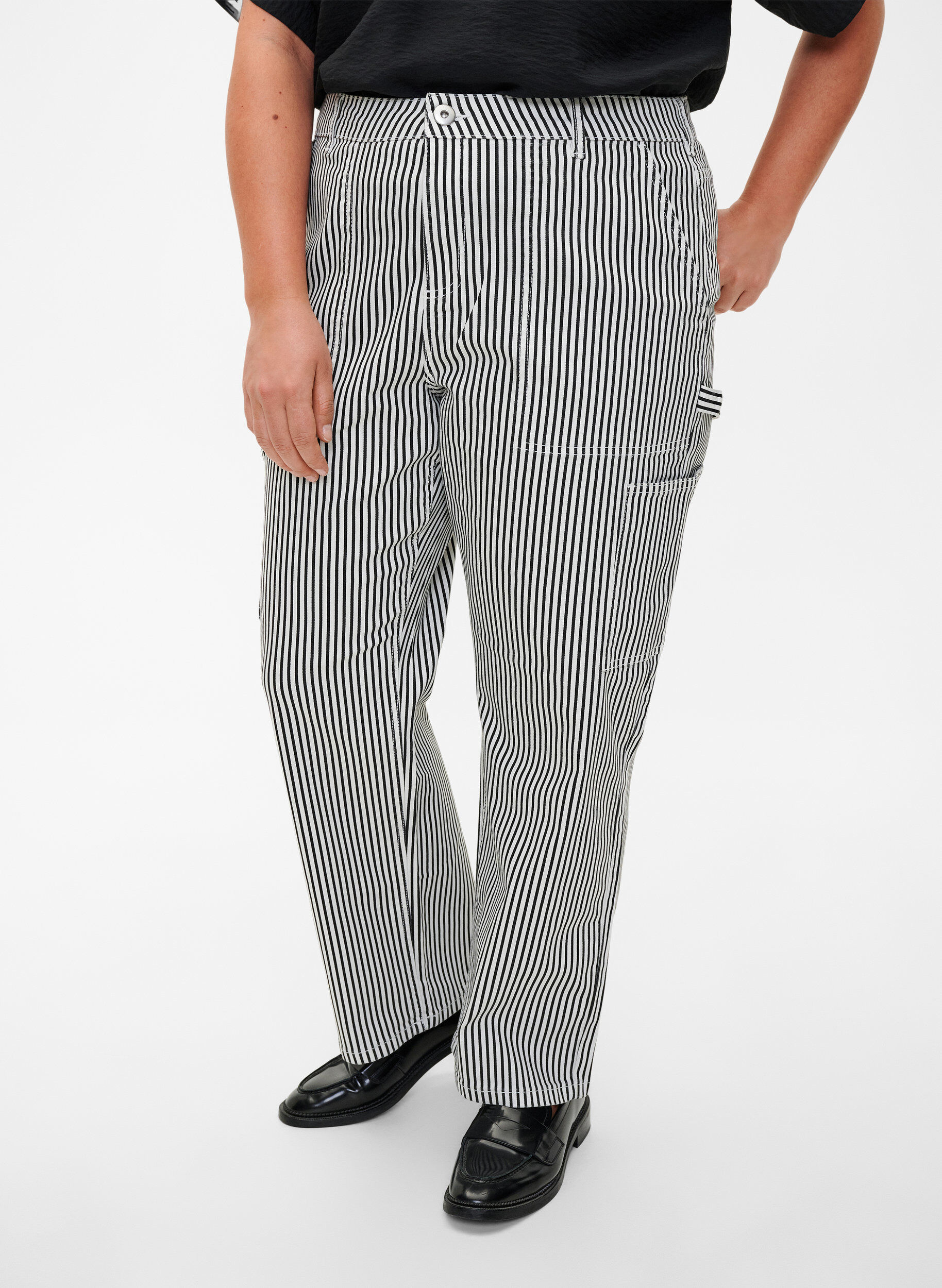 ZizziGestreifte Cargo-Jeans mit gerader Passform, Black White Stripe, Model image number 2