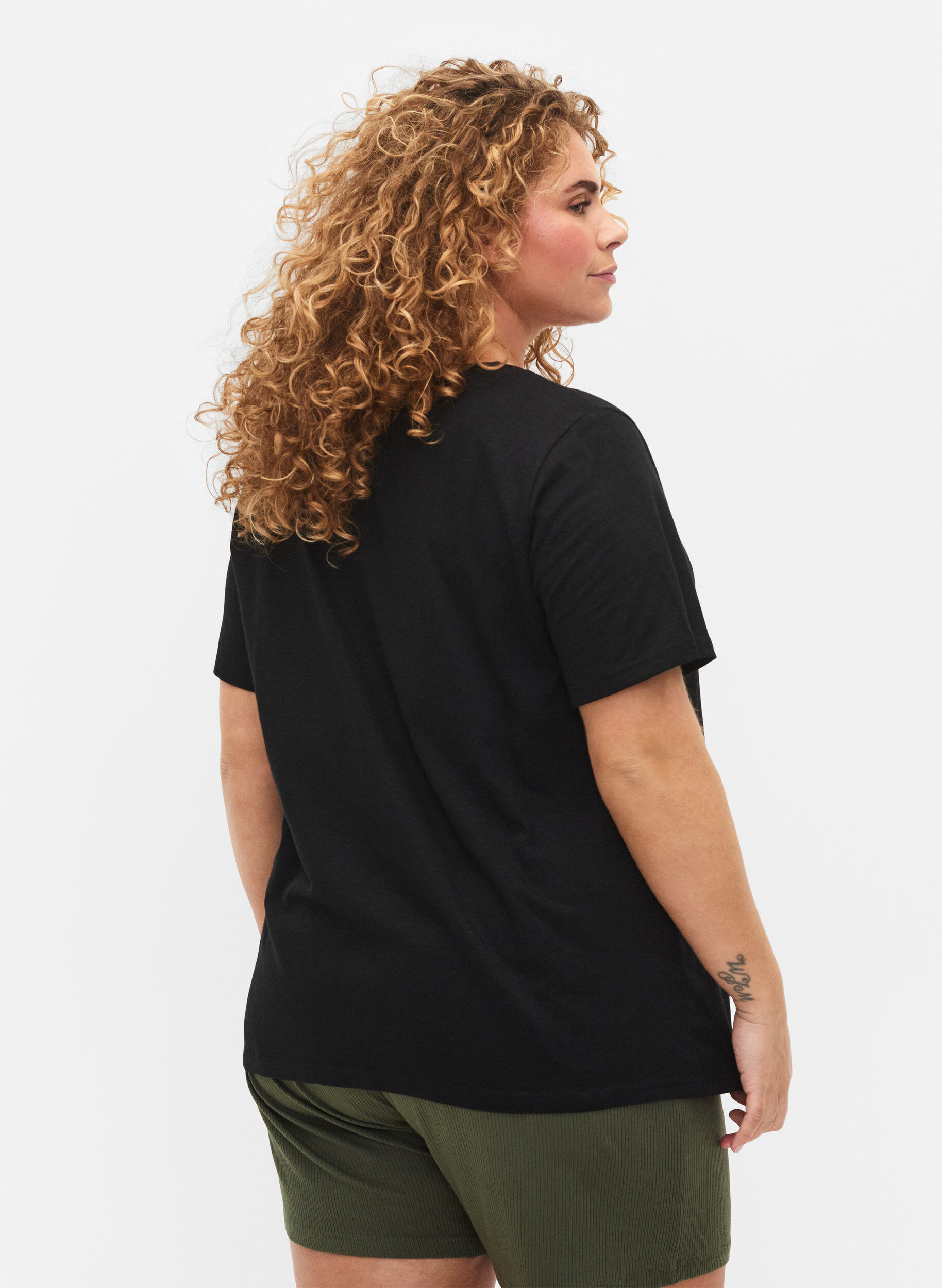 ZizziKurz&auml;rmeliges Basic T-Shirt mit V-Ausschnitt, Schwarz, Model image number 2