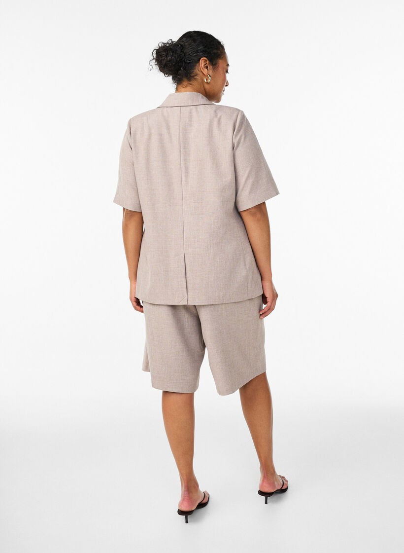 Lockere Bermudashorts mit hoher Taille, Braun, Model