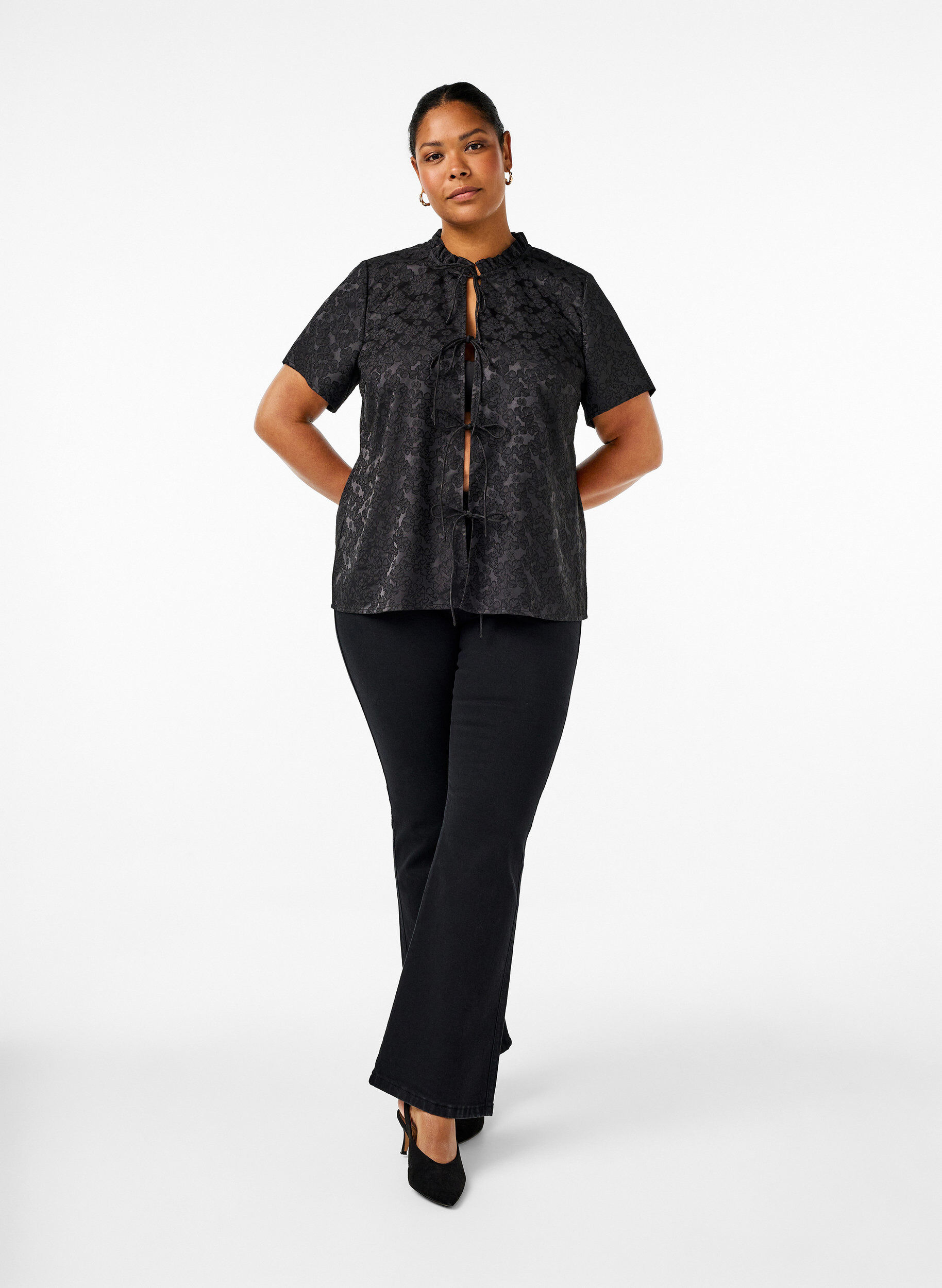 ZizziKurz&auml;rmelige Jacquard-Bluse mit Schleifen, Schwarz, Model image number 1