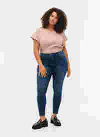 Cropped Amy Jeans mit Reißverschluss, Dark blue denim, Model