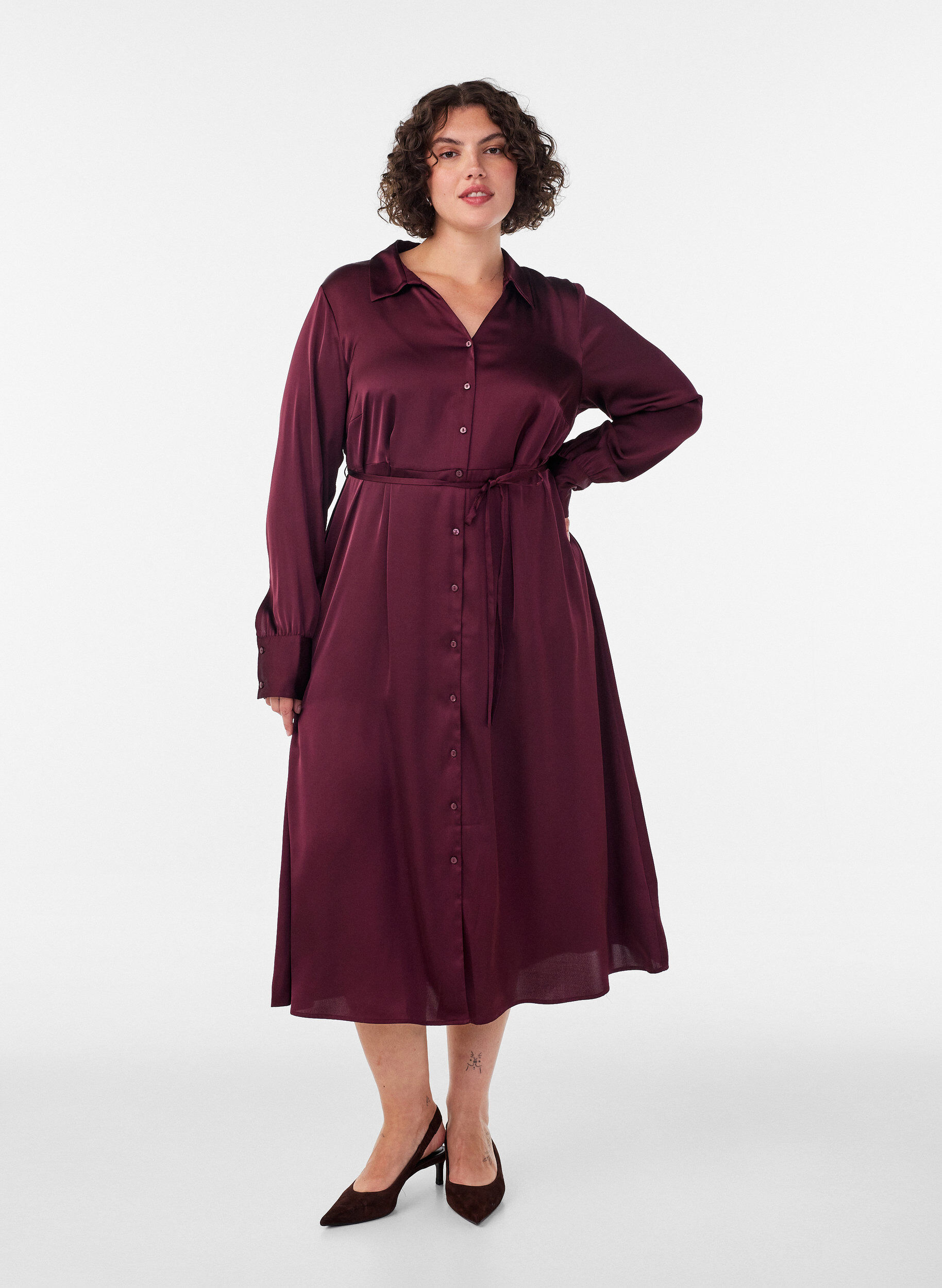 Hemdblusenkleid aus Satin mit einem Bindeg&uuml;rtel, Rot, Model