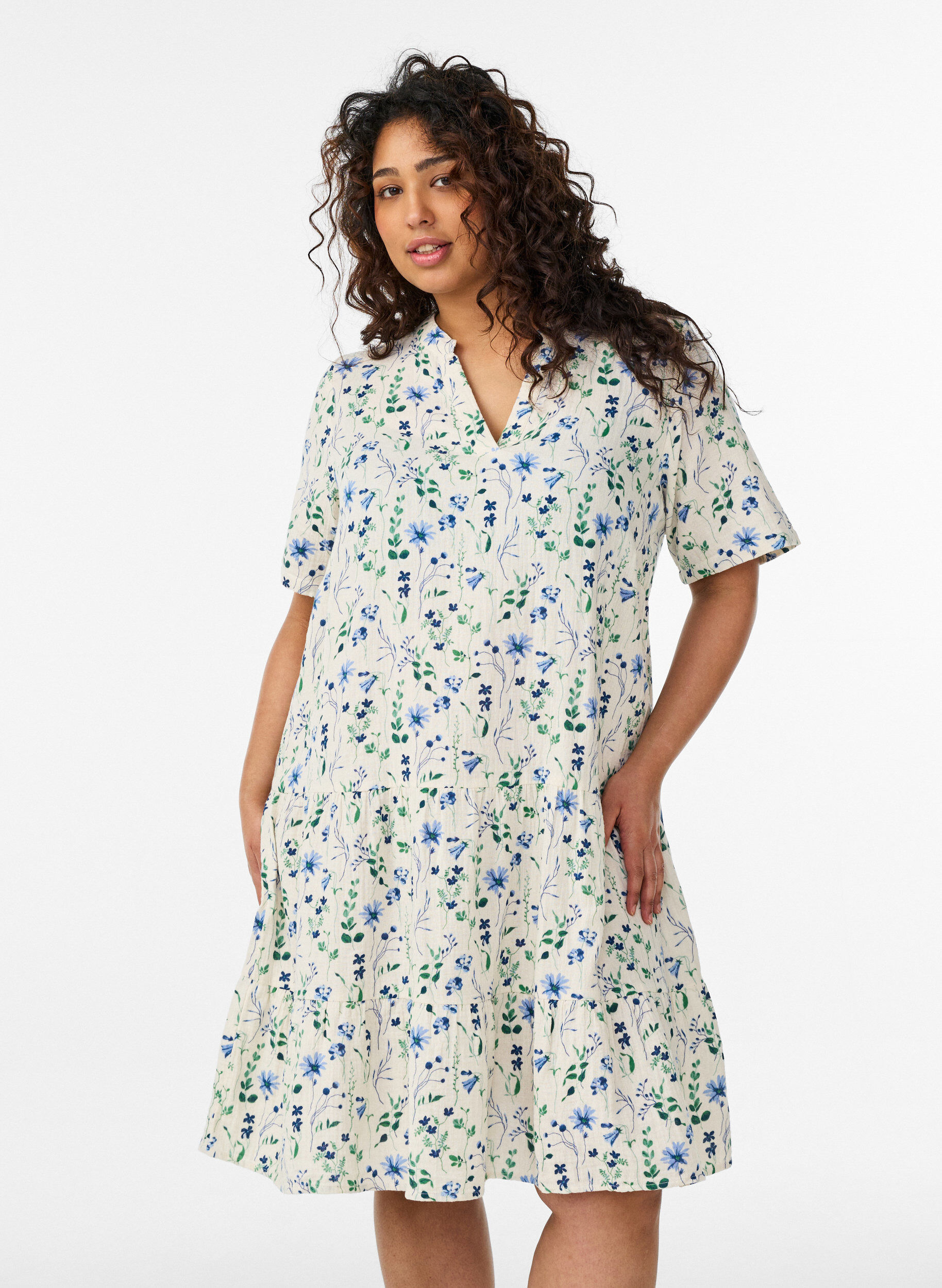 Kurzes A-Linien-Kleid aus Baumwollmusselin, Beige, Model