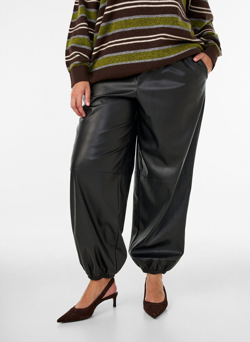 Ballonhose aus Kunstleder, Schwarz, Model image number 2