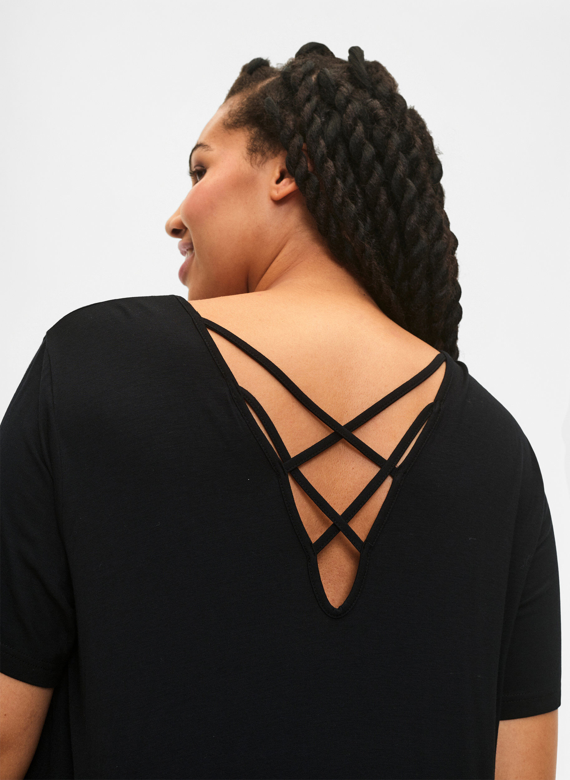 ZizziNachthemd aus Viskose mit kurzen &Auml;rmeln und R&uuml;ckendetail, Schwarz, Model image number 3