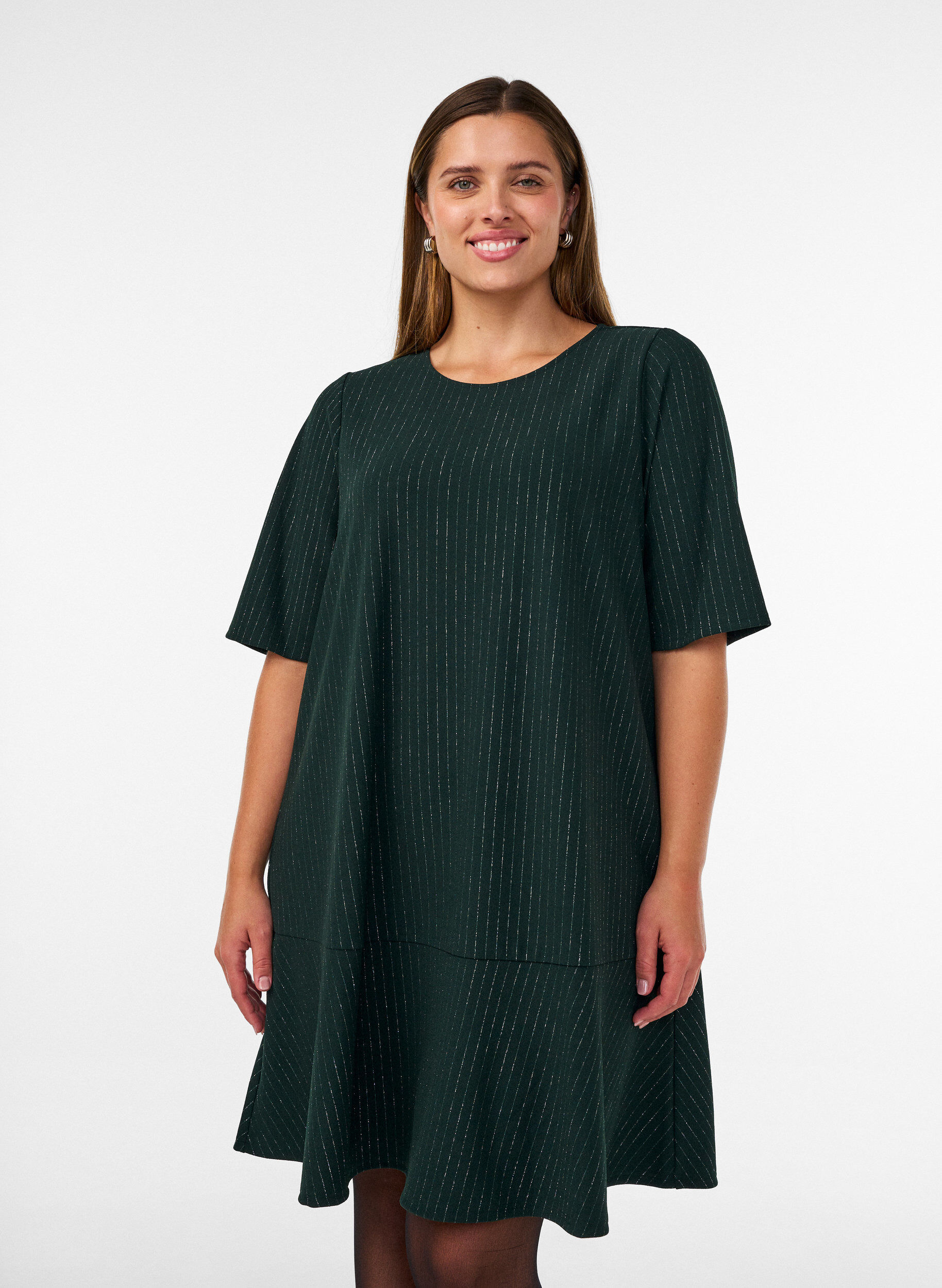 Kurzes A-Linien-Kleid mit Glitzerstreifen, Gr&uuml;n, Model