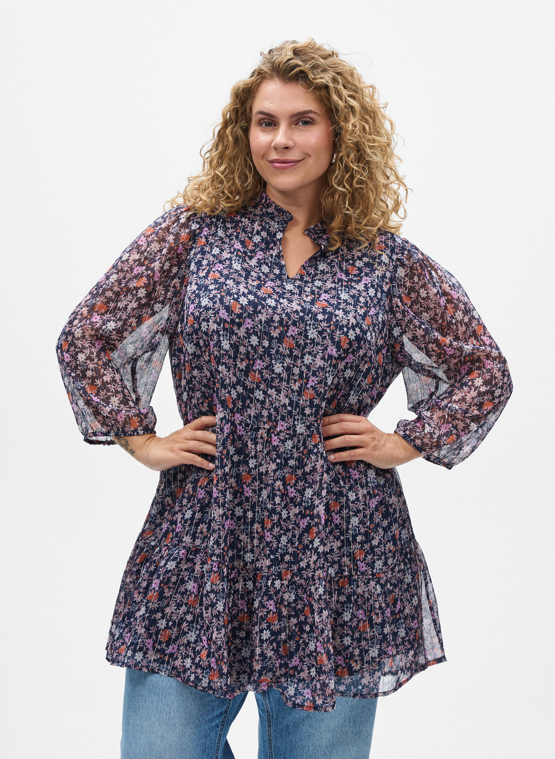 Tunika aus Viskose mit gebl&uuml;mtem Print und Glitzerf&auml;den, Blau, Model