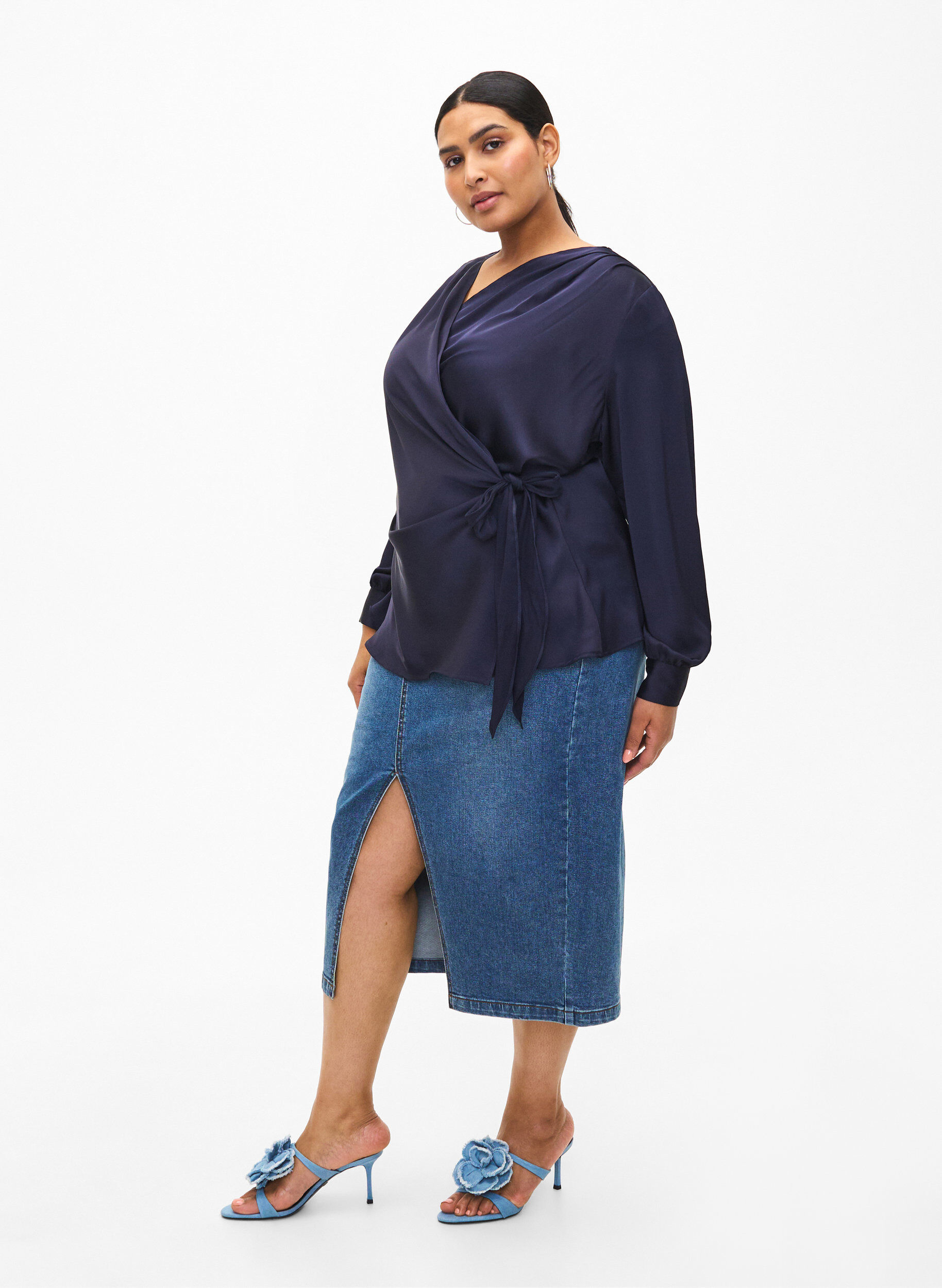 Zizzi Partybluse aus Satin in Wickeloptik, Night Sky, Model image number 2