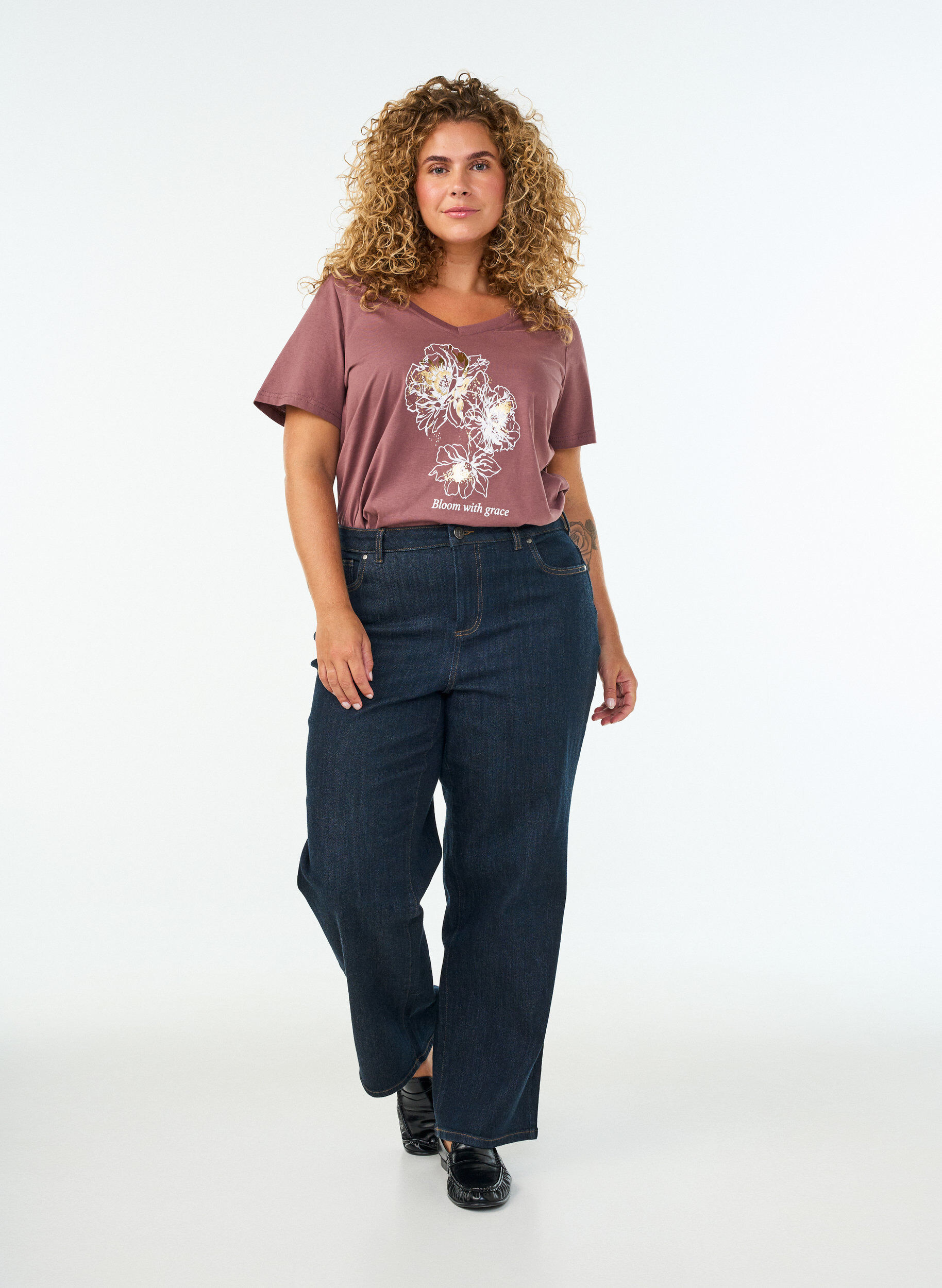 ZizziT-Shirt aus Baumwolle mit Frontprint und V-Ausschnitt, Rot, Model image number 1