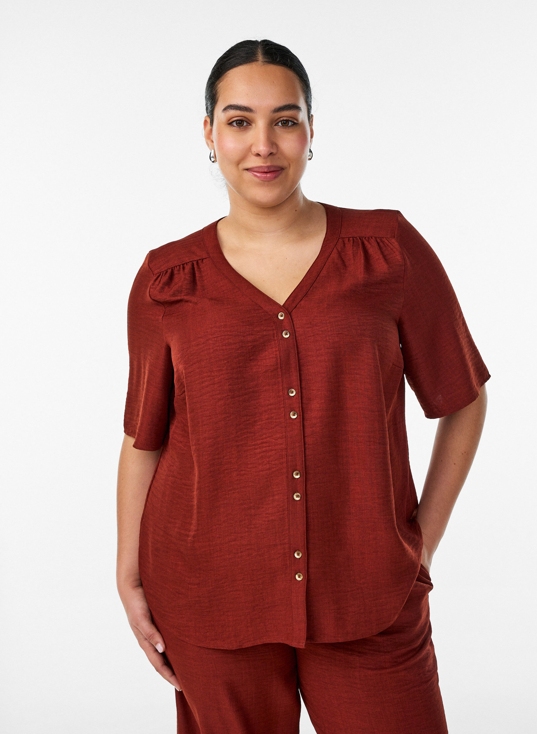 ZizziHemdbluse mit V-Ausschnitt und kurzen &Auml;rmeln, Rot, Model image number 0