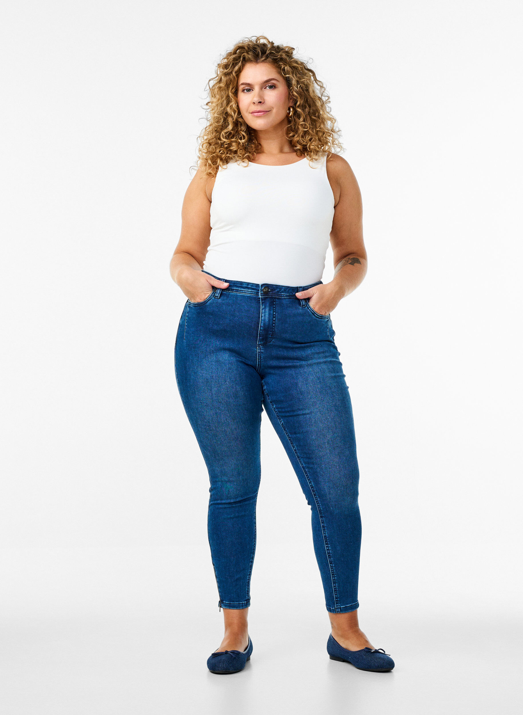 ZizziCropped Amy Jeans mit Rei&szlig;verschluss, Blau, Model image number 0