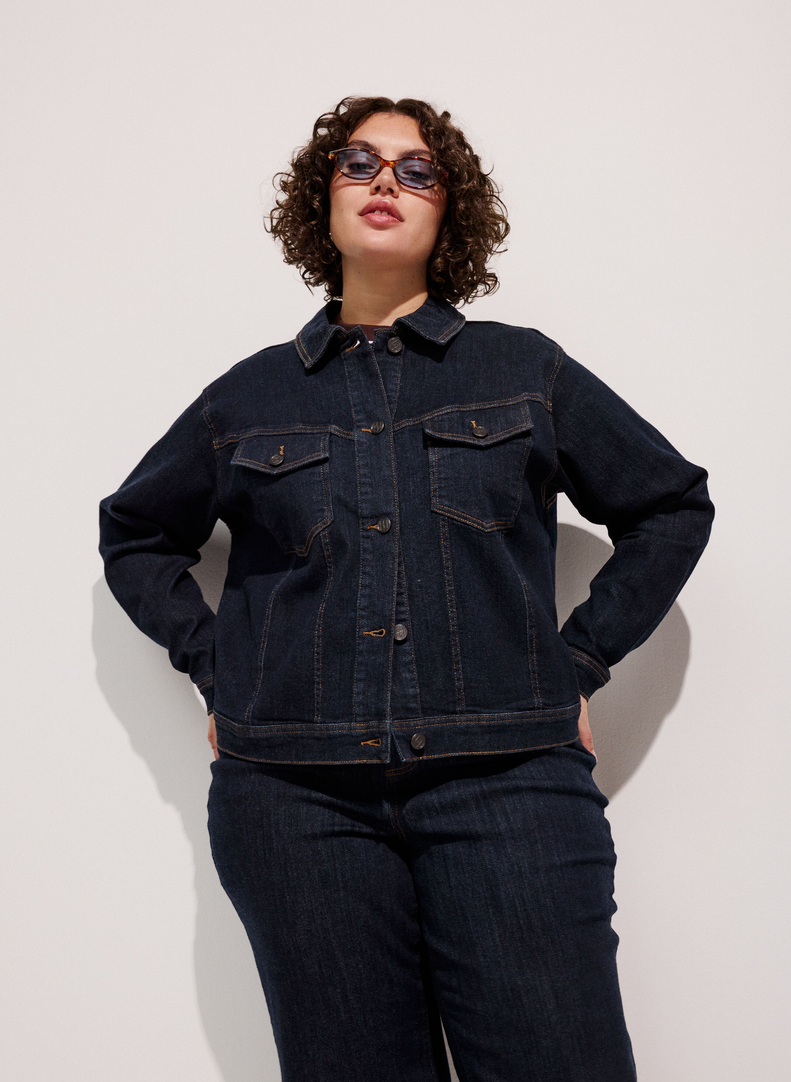 Dunkler Denim mit Attit&uuml;de, , Model