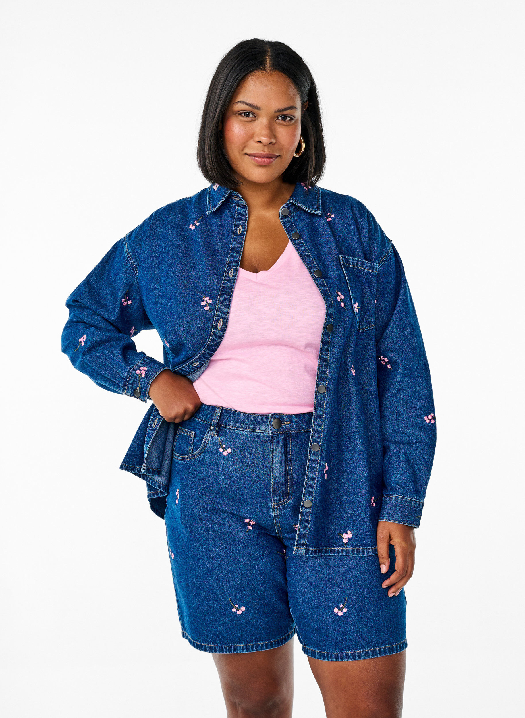 Denim-Shorts mit aufgestickten Blumen, Blau, Model