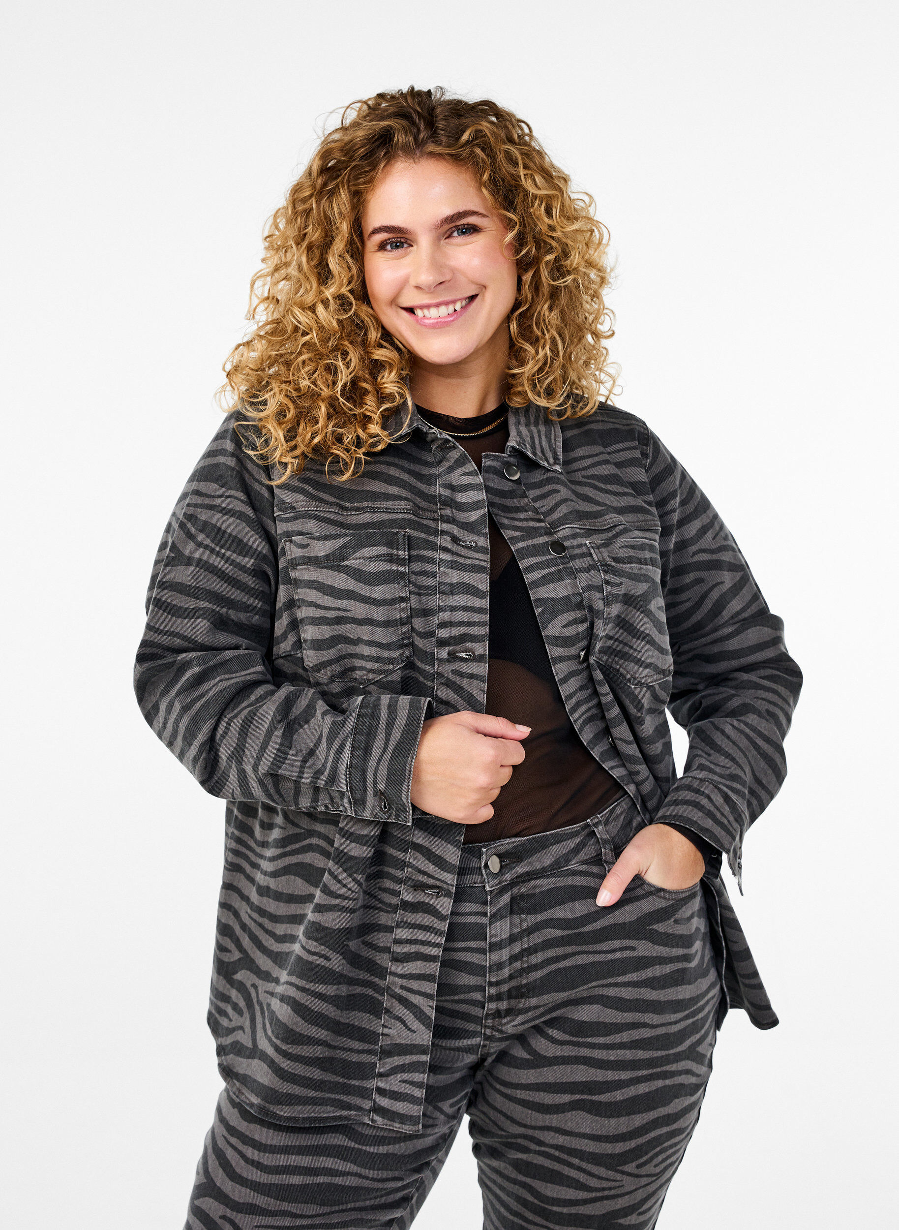 ZizziJeanshemd mit Leopardenmuster und Kn&ouml;pfen, Schwarz, Model image number 0