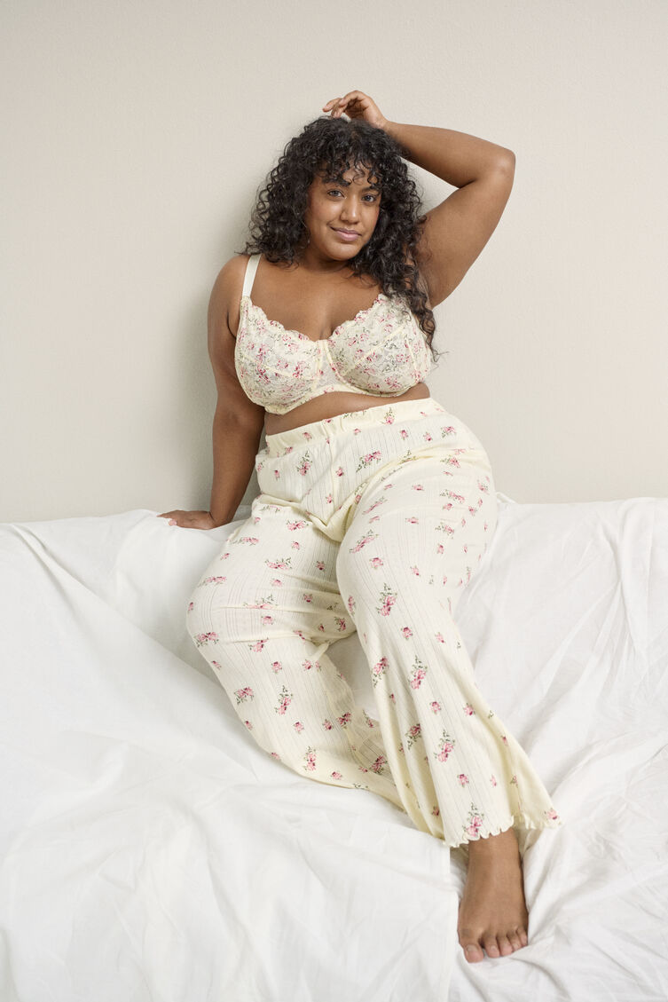 Spitze und Blumen, , Model