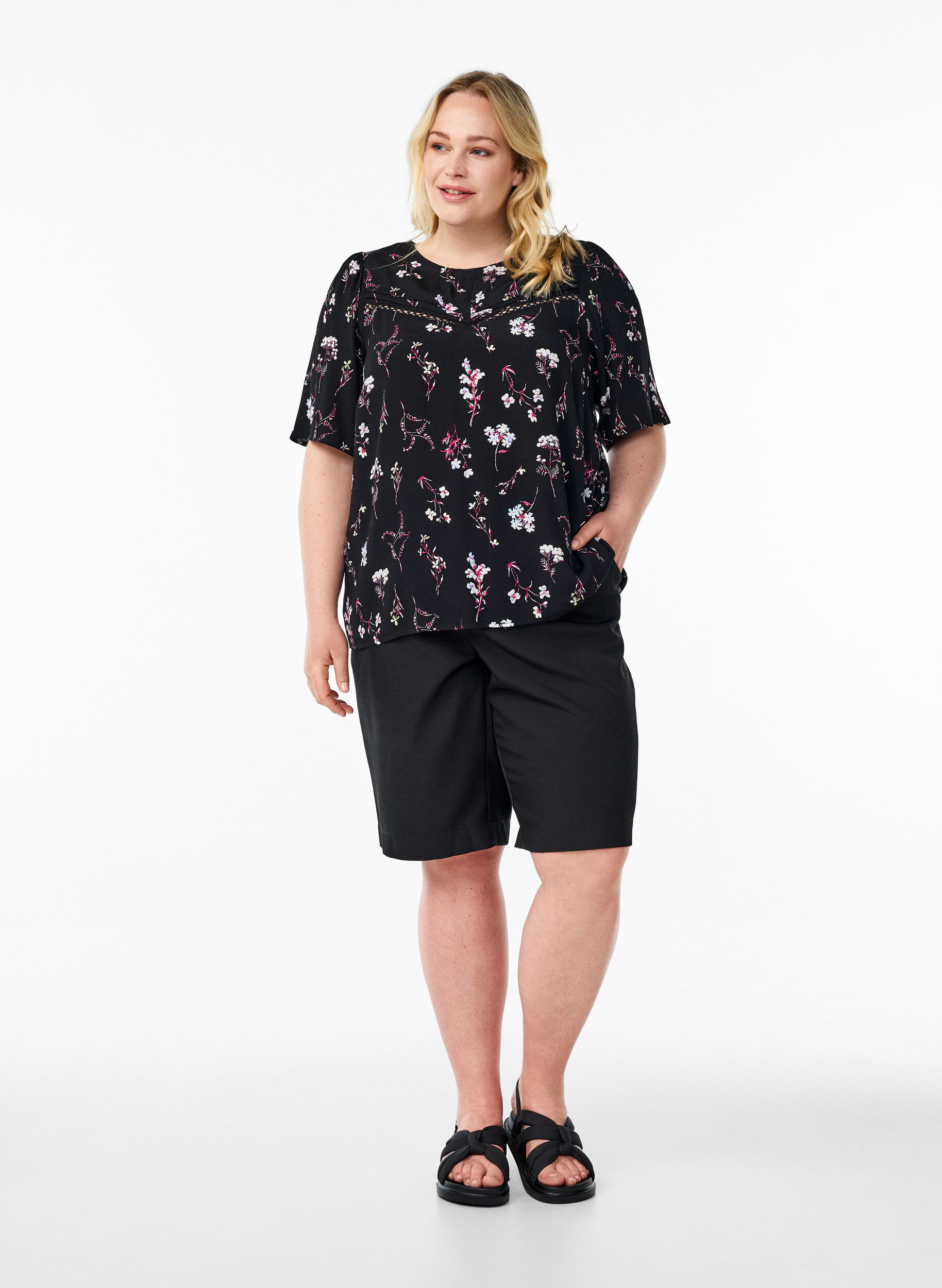 ZizziGebl&uuml;mte Bluse mit kurzen &Auml;rmeln, Schwarz, Model image number 1