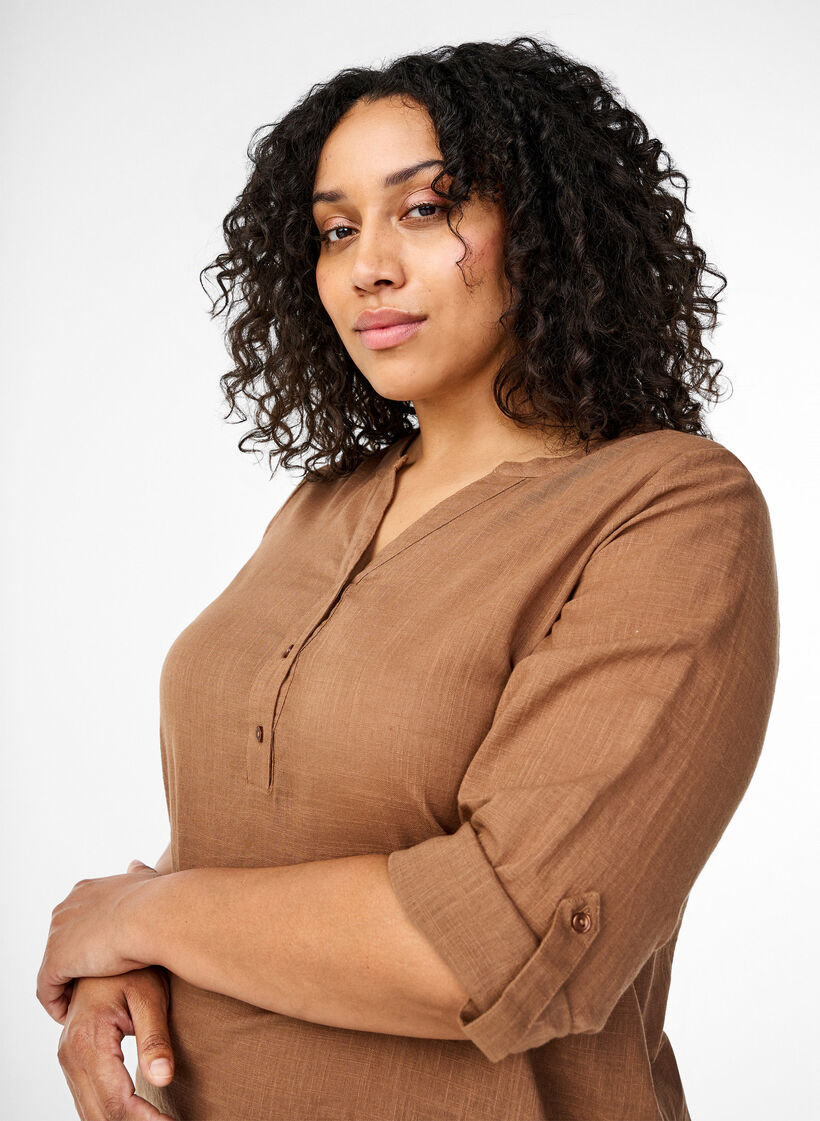 Hemdbluse aus Baumwolle mit V-Ausschnitt, Coca Mocha, Model image number 2