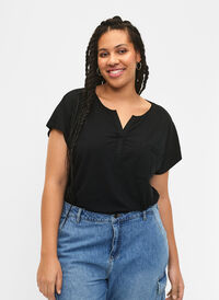 T-Shirt mit V-Ausschnitt und Brusttasche, Black, Model