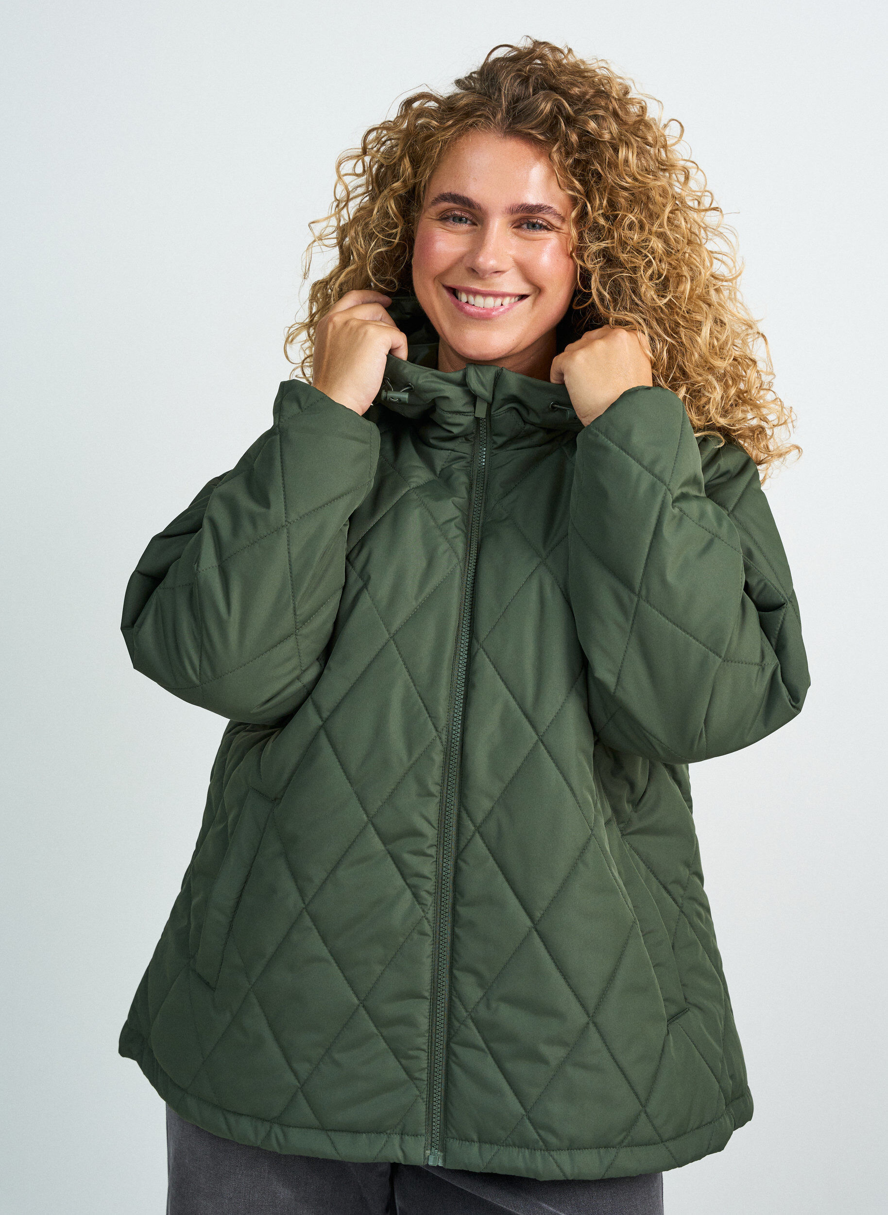 Leicht wattierte Jacke mit Rautensteppung, Gr&uuml;n, Model