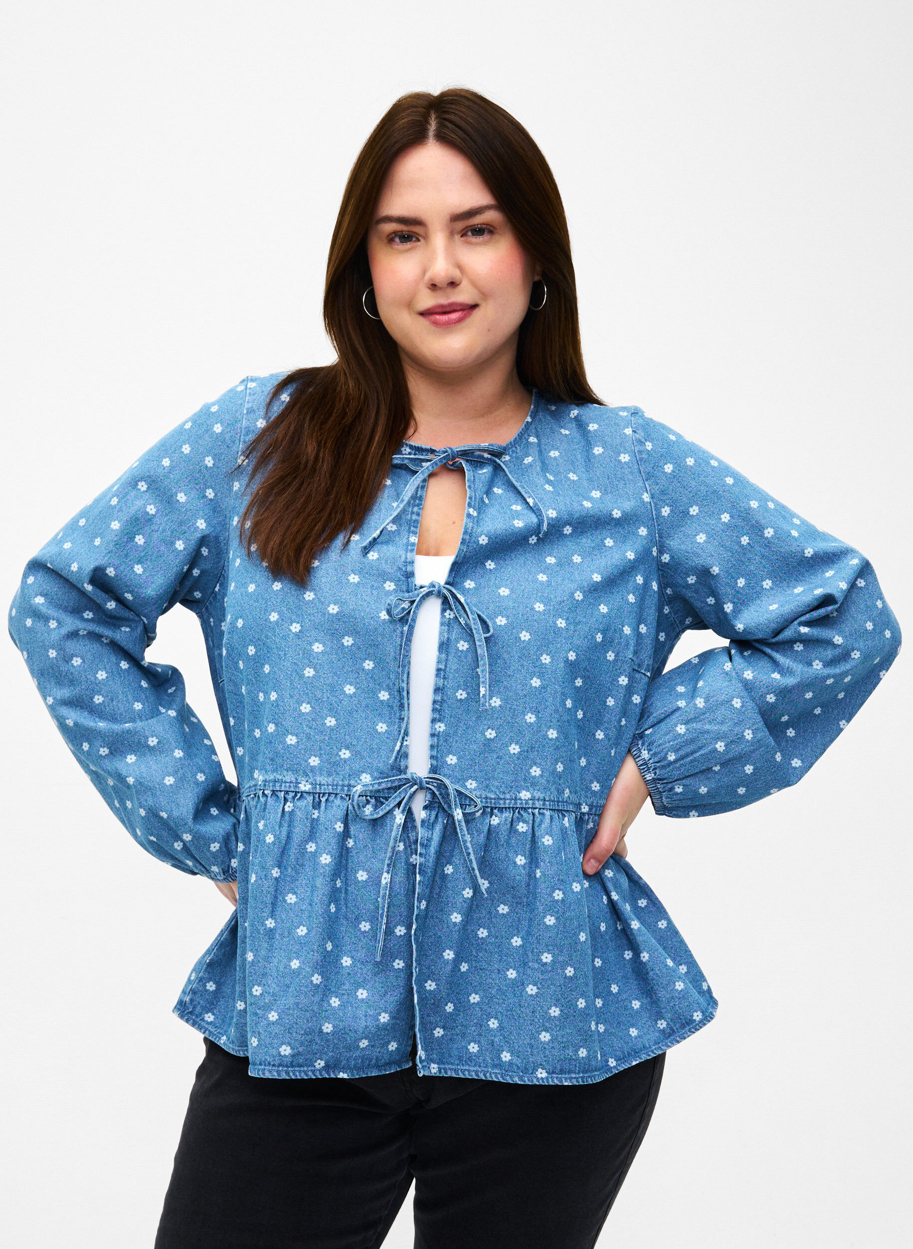 ZizziBluse aus Denim mit Sch&ouml;&szlig;chen und Bindeverschluss, Light Blue w.Flowers, Model image number 0