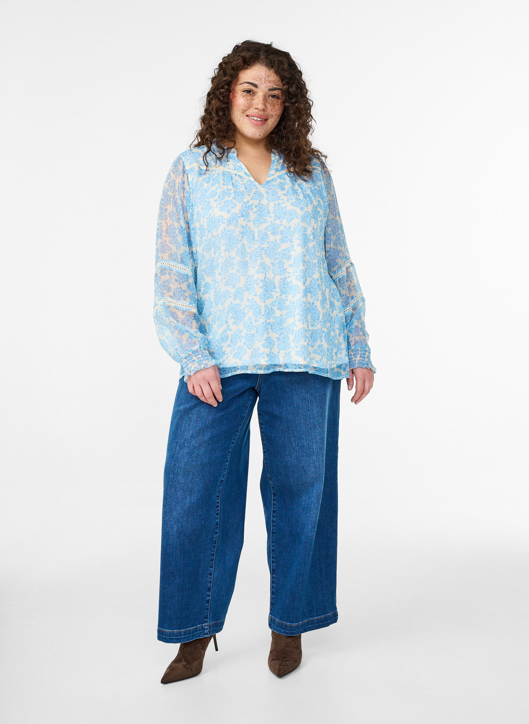 ZizziChiffonbluse mit Blumenprint und H&auml;kelborte, Blau, Model image number 1
