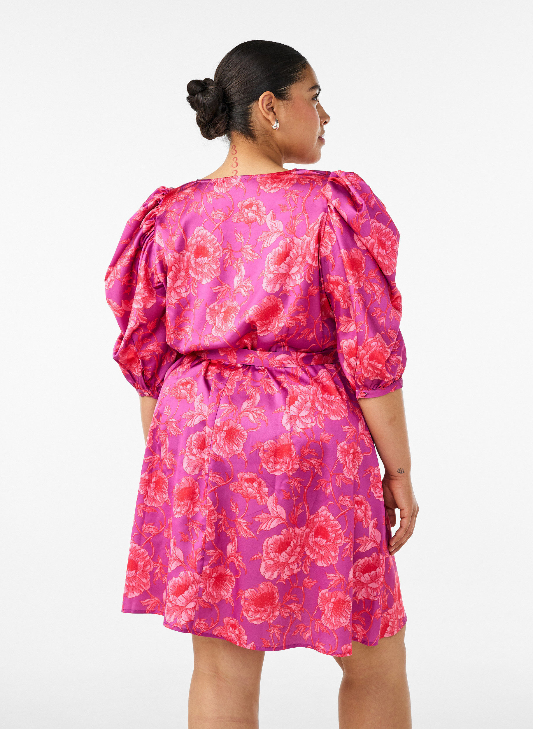 ZizziGebl&uuml;mtes Kleid mit Puff&auml;rmeln und Bindeg&uuml;rtel, Pink, Model image number 2