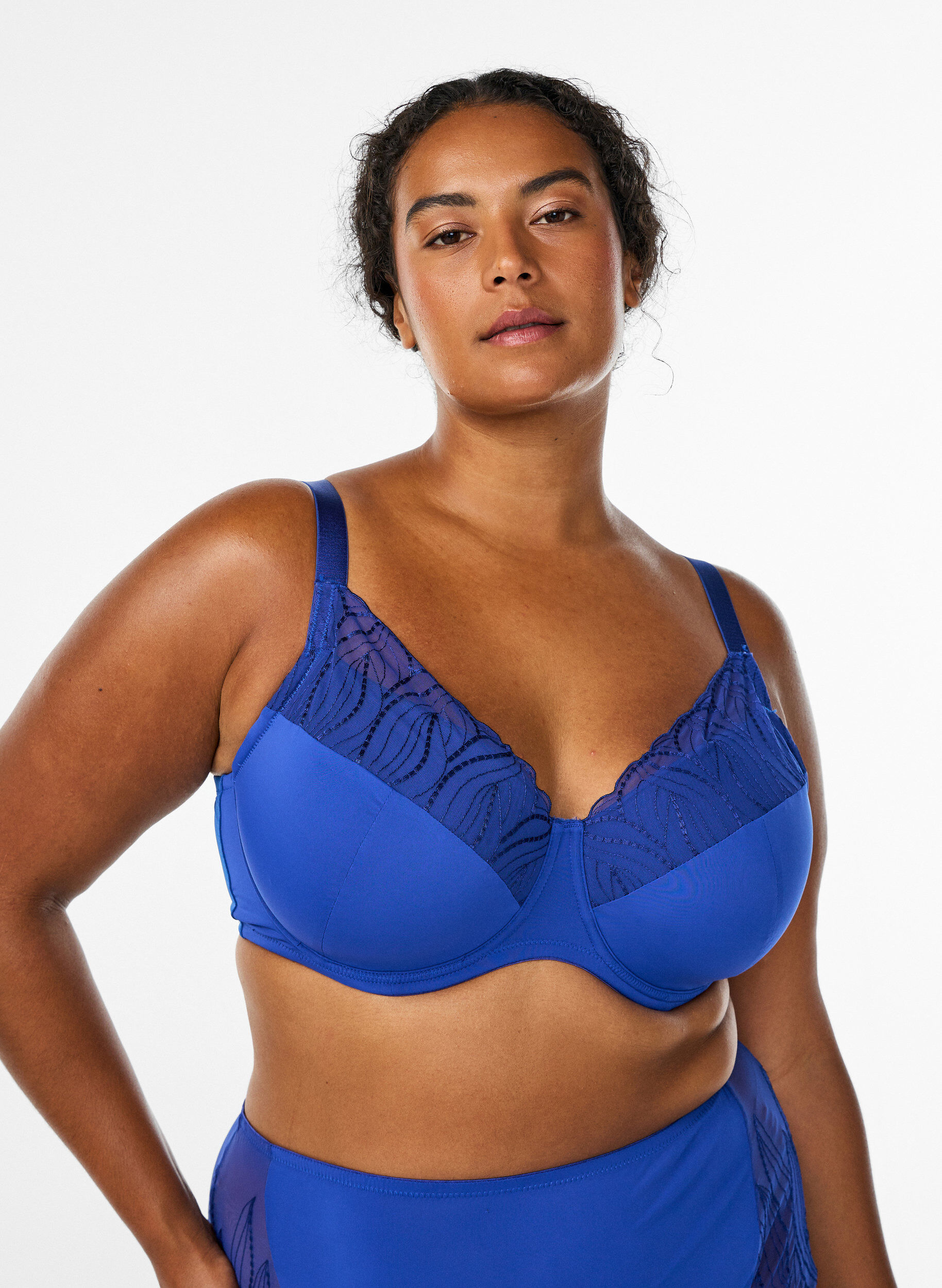 BH mit gepolsterten Cups und besticktem Mesh, Blau, Model