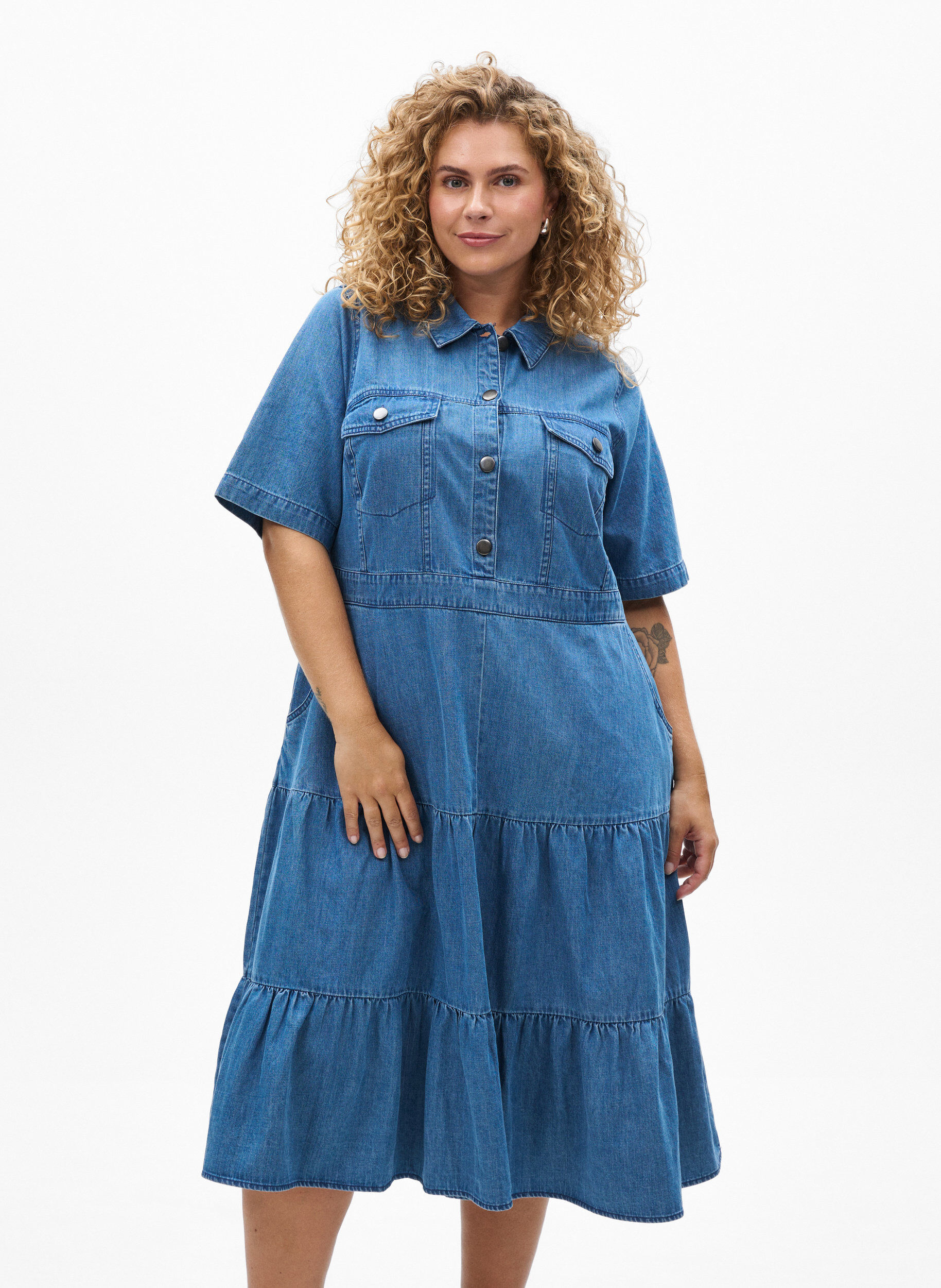 ZizziJeanskleid in Midil&auml;nge mit Kn&ouml;pfen und kurzen &Auml;rmeln, Blau, Model image number 0