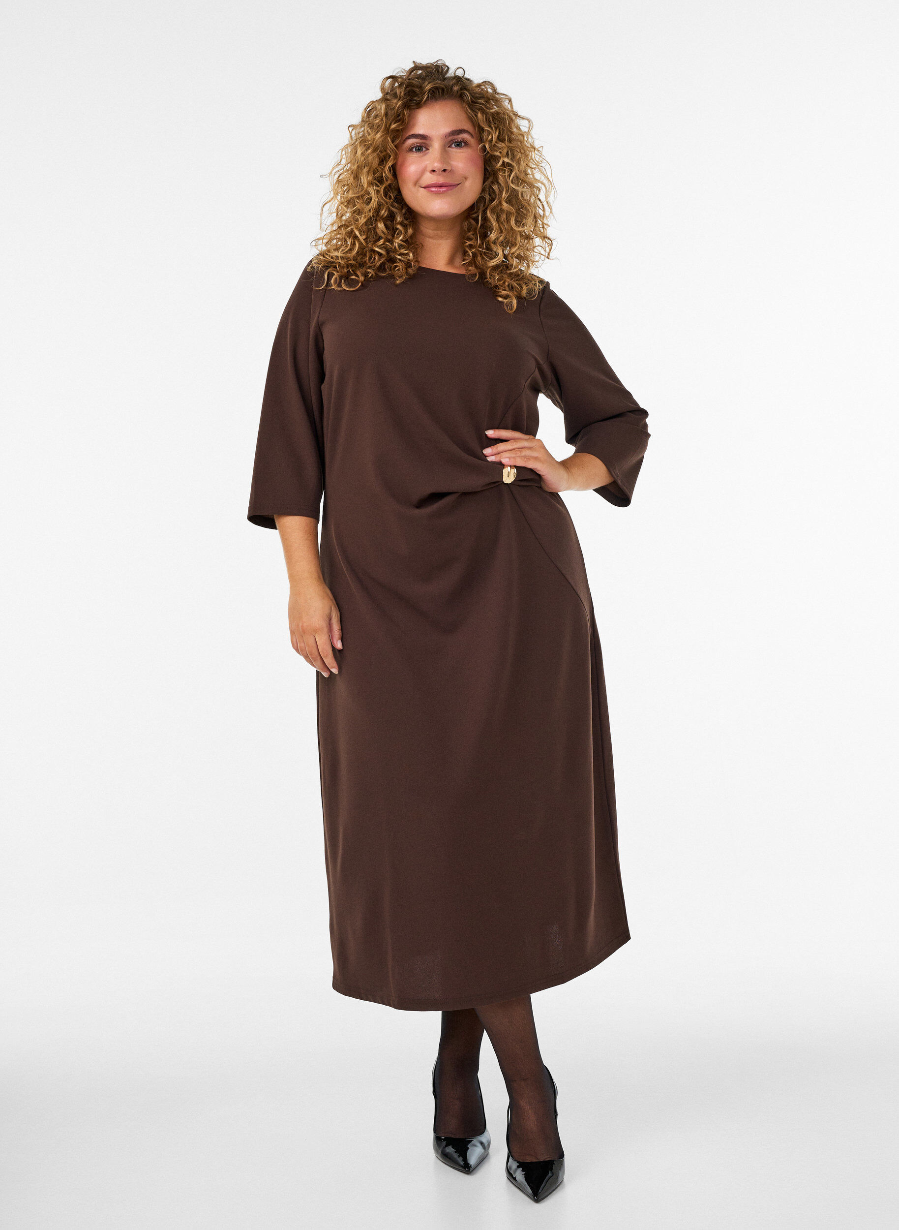 Jerseykleid mit Drapierung und dekorativer Schnalle, Braun, Model