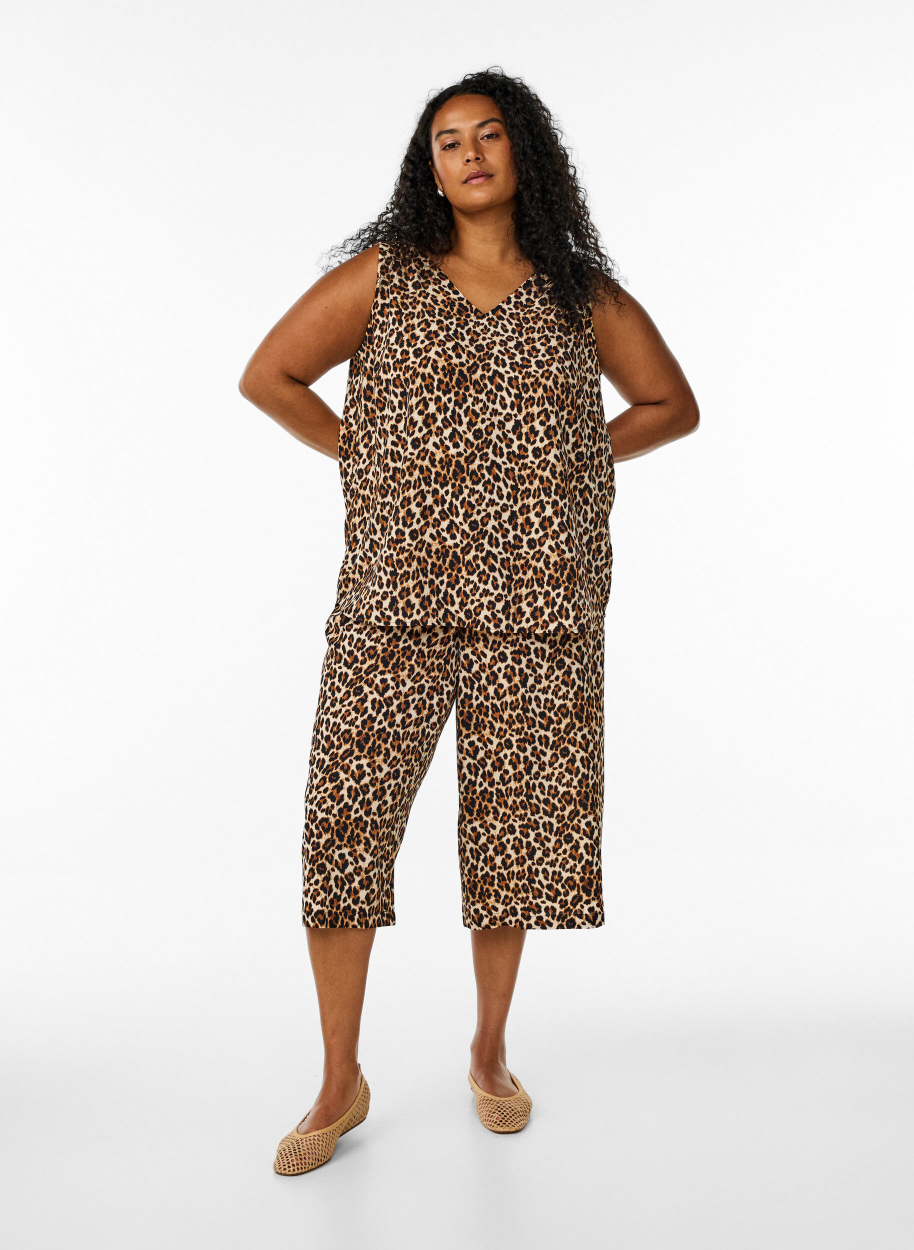 ZizziBedrucktes Oberteil mit V-Ausschnitt, Gr&uuml;n, Model image number 1