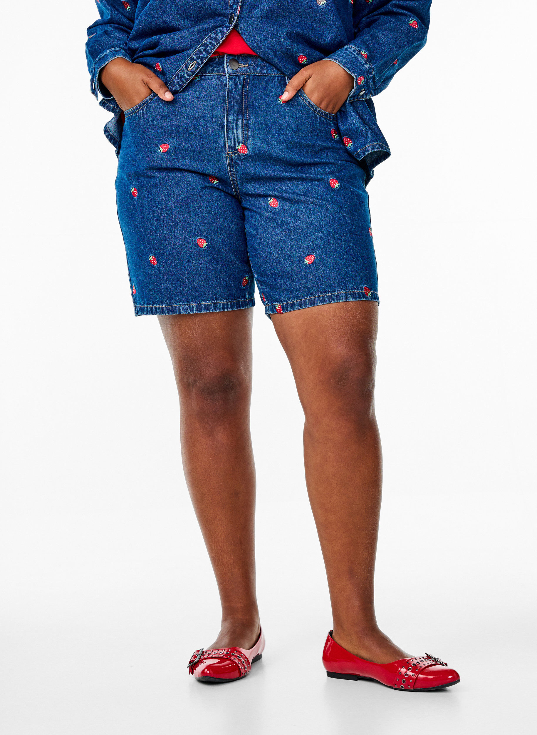 ZizziDenim-Shorts mit gesticktem Erdbeermotiv, Blau, Model image number 2