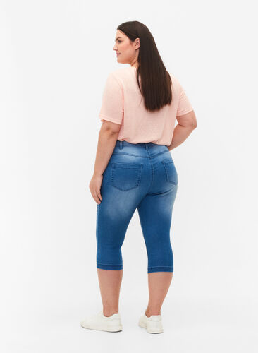 Hoch taillierte Amy Capri Jeans mit Super Slim Fit, Light blue denim, Model image number 1