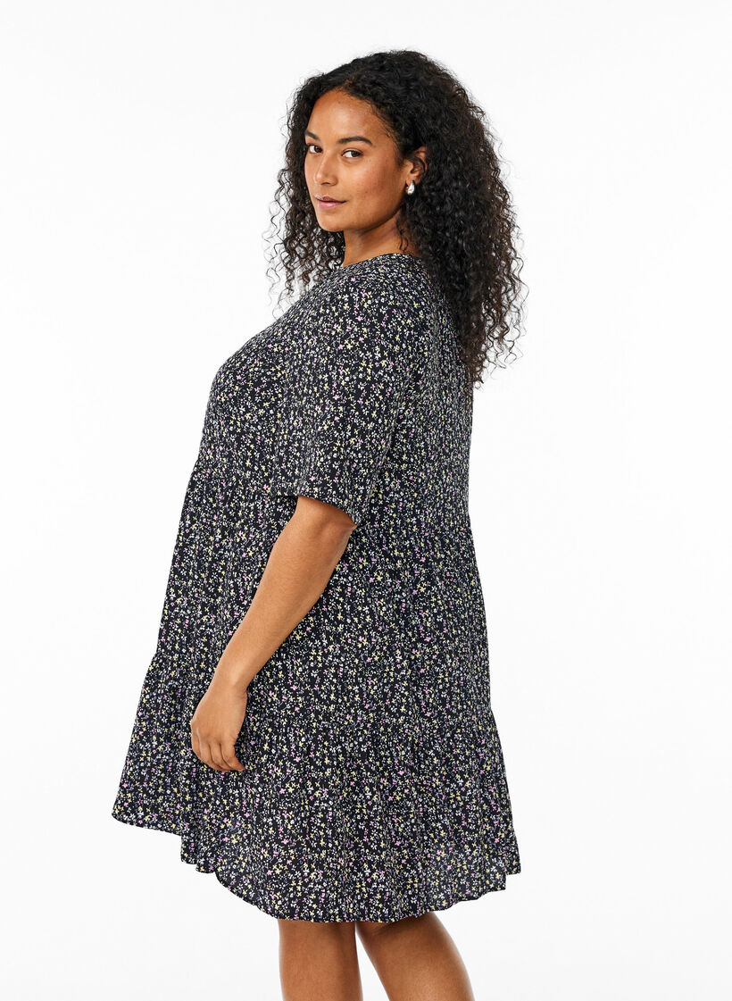 Kurzarmkleid in A-Linienform mit Schnittlinien, Schwarz, Model image number 2