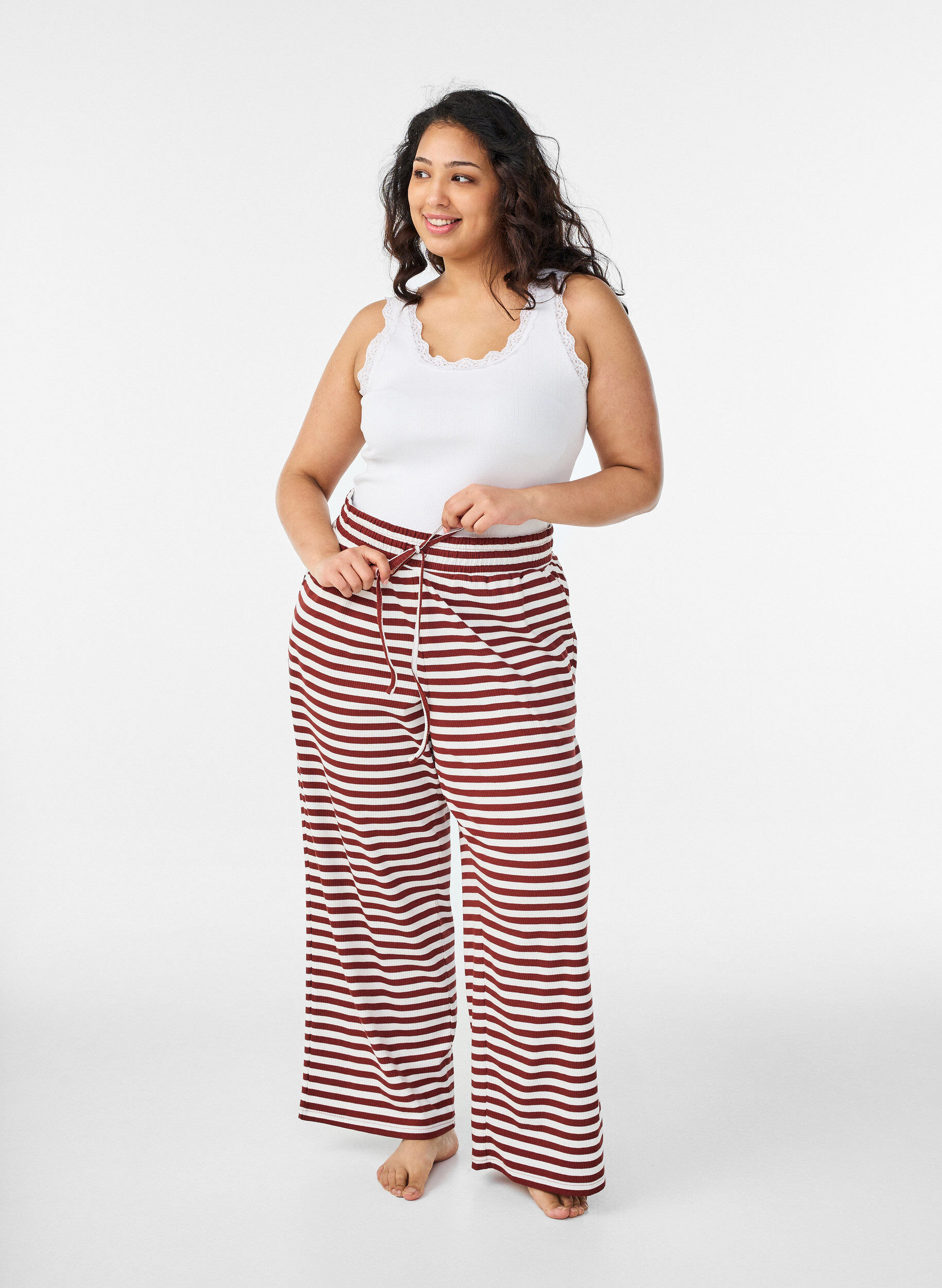 Gestreifte Schlafanzughose mit hoher Taille und weiten Beinen, Rot, Model