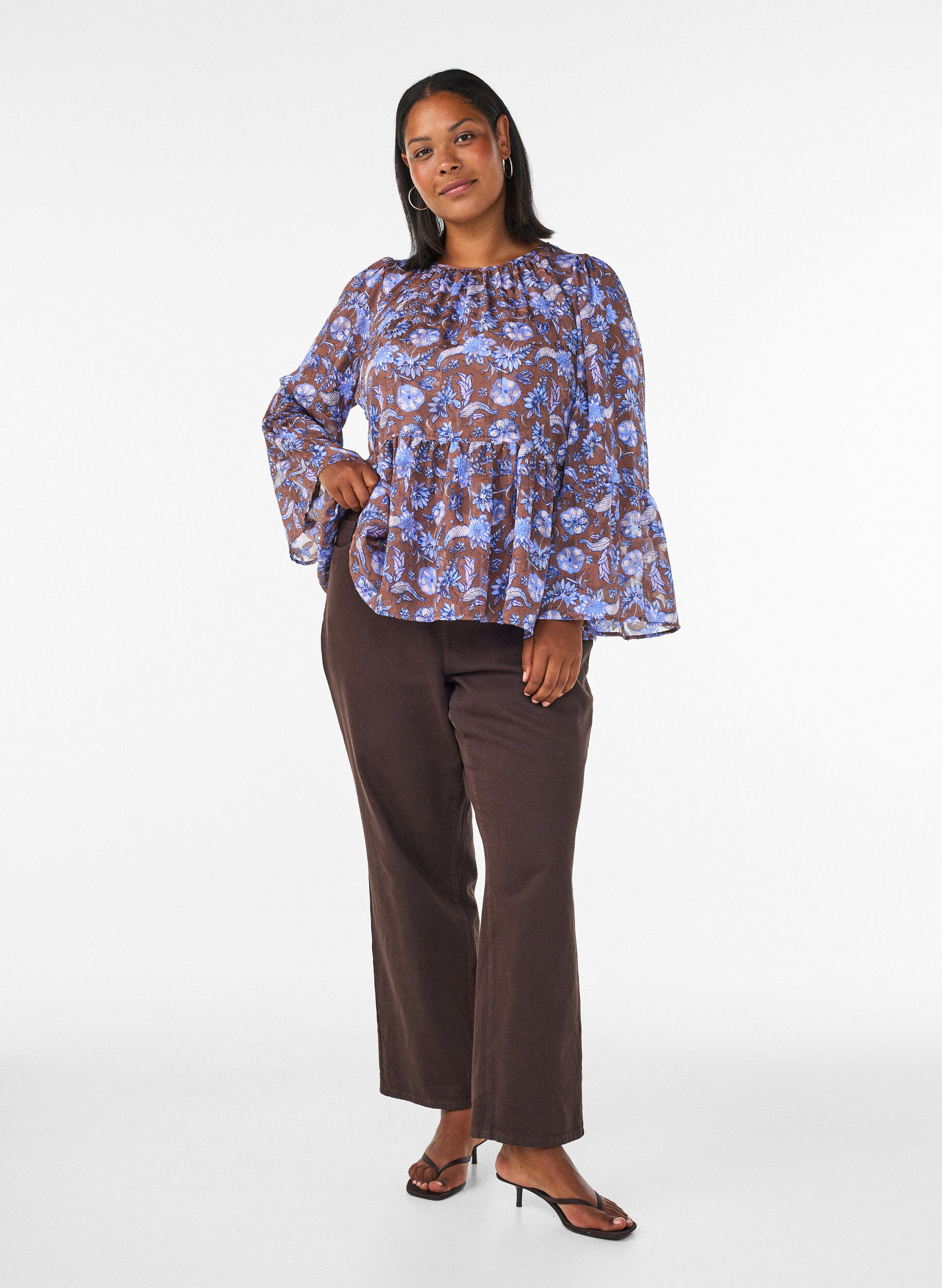 ZizziGebl&uuml;mte Bluse mit R&uuml;schen&auml;rmeln, Braun, Model image number 1