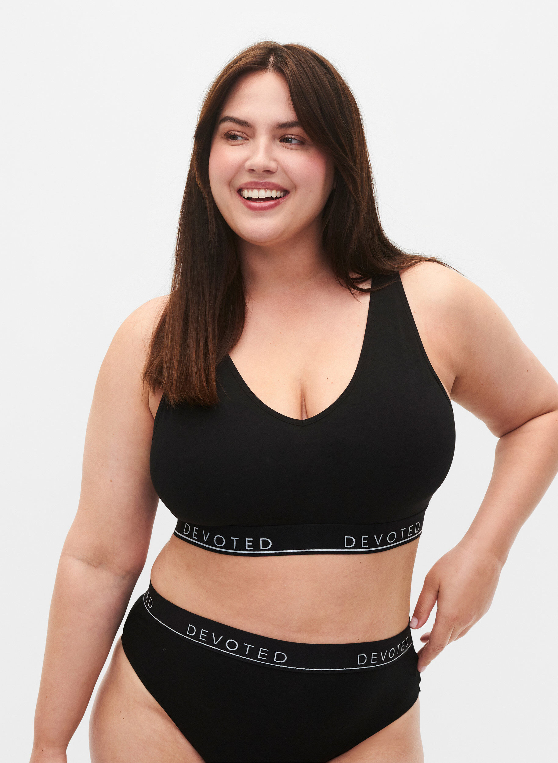 Baumwoll-BH mit V-Ausschnitt und Textdruck, Schwarz, Model