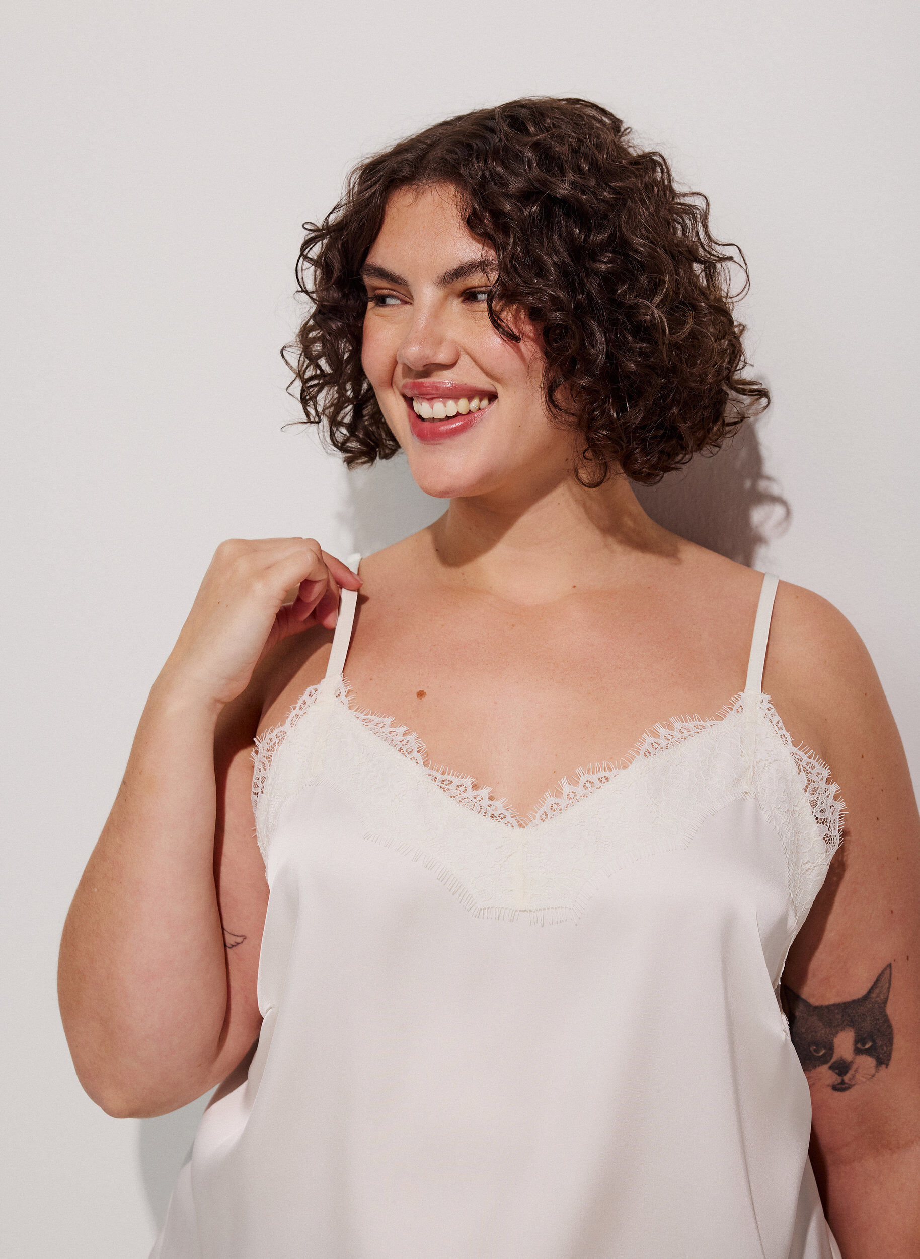 Tr&auml;gertop mit Spitze und asymmetrischem Saum