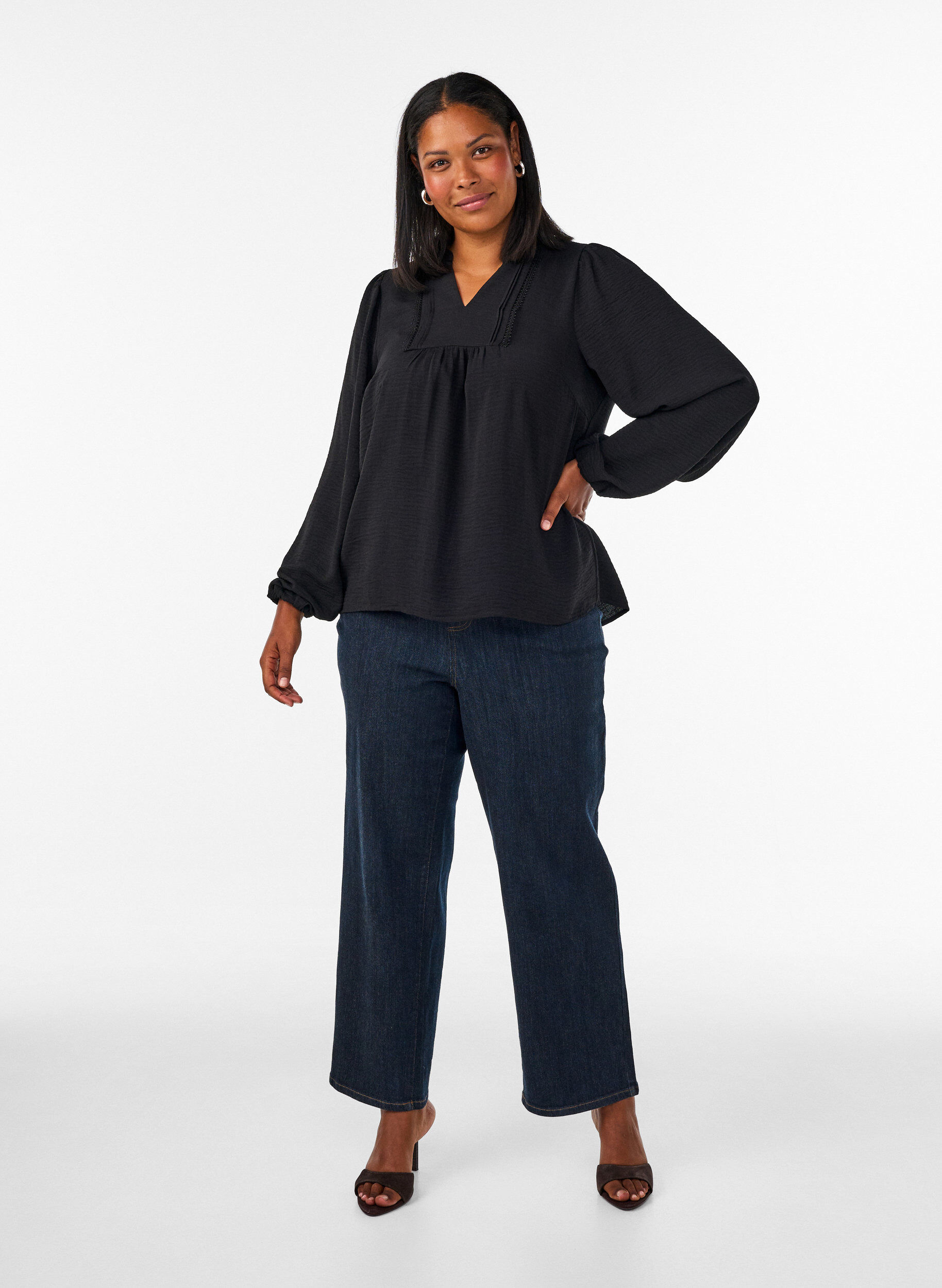 ZizziBluse mit V-Ausschnitt und H&auml;kelband, Schwarz, Model image number 1