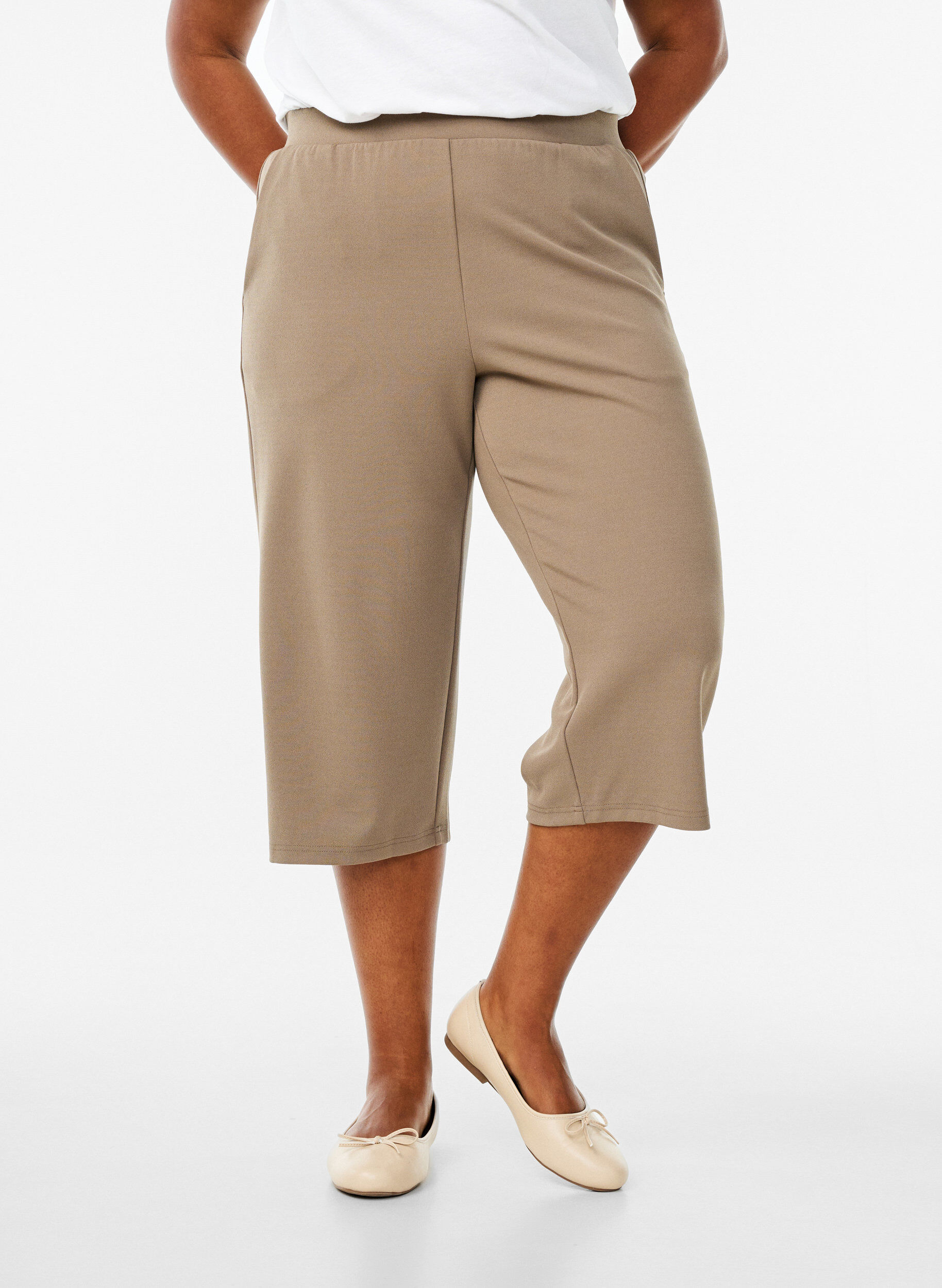 ZizziFLASH - Hochtaillierte Knickerbocker mit lockerem Schnitt, Braun, Model image number 2