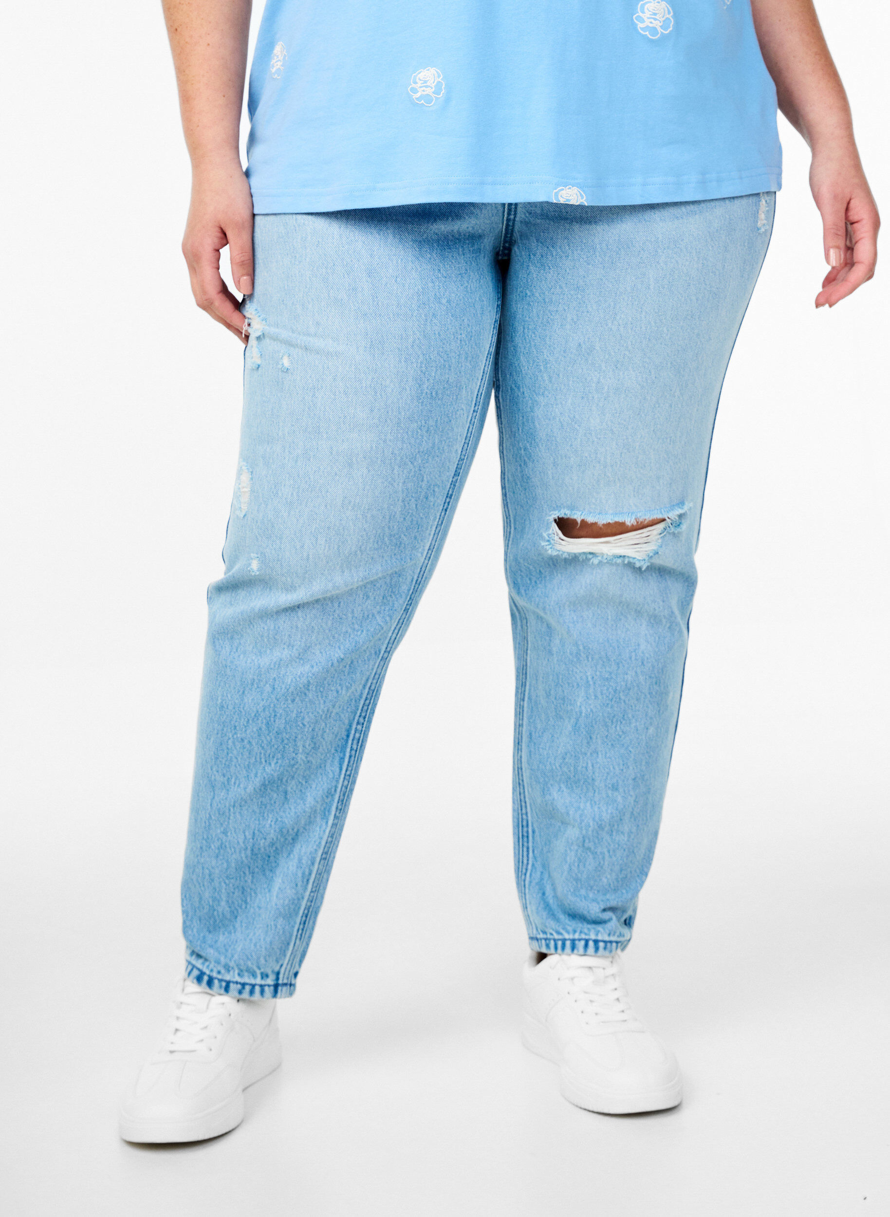 ZizziMille Mom Fit Jeans mit Destroyed-Details, Blau, Model image number 2
